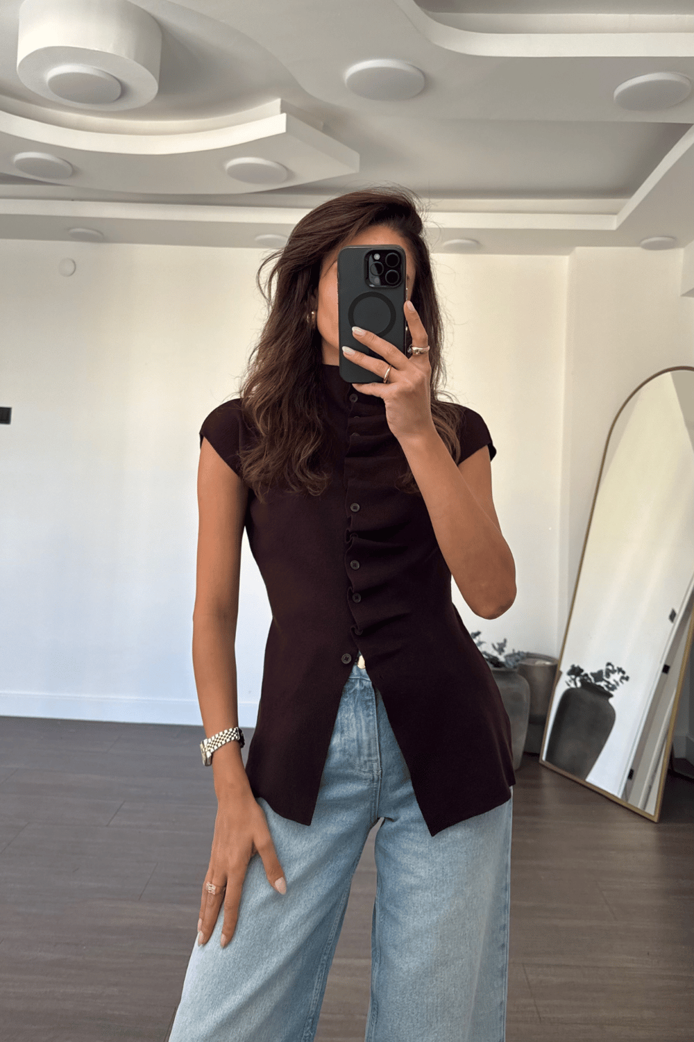 Dik Yaka Sıfır Kol Düğme Detaylı Triko-Kahve