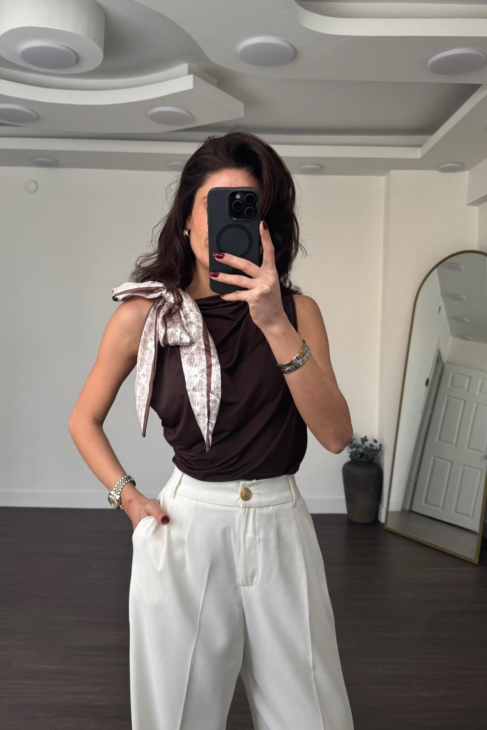 Drapeli Aksesuar Detaylı Bluz-Kahve