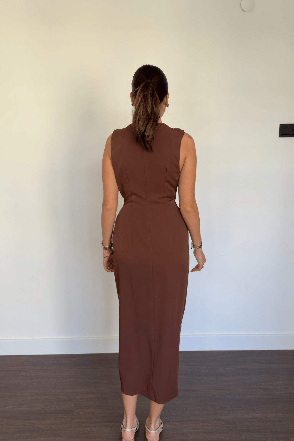 Kahve Toka Detaylı Yırtmaçlı Elbise