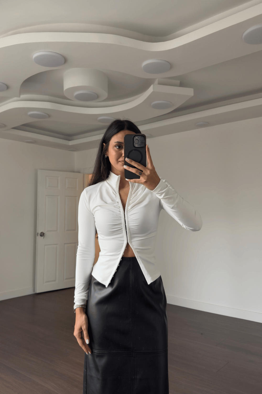 Kanca Detaylı Bluz-Beyaz