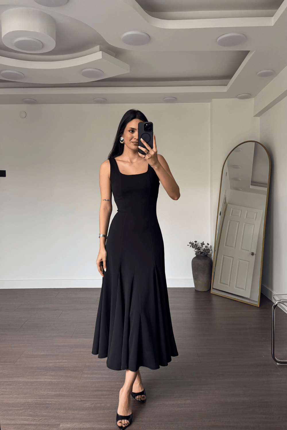 Kare Yaka Etek Volanlı Elbise-Siyah