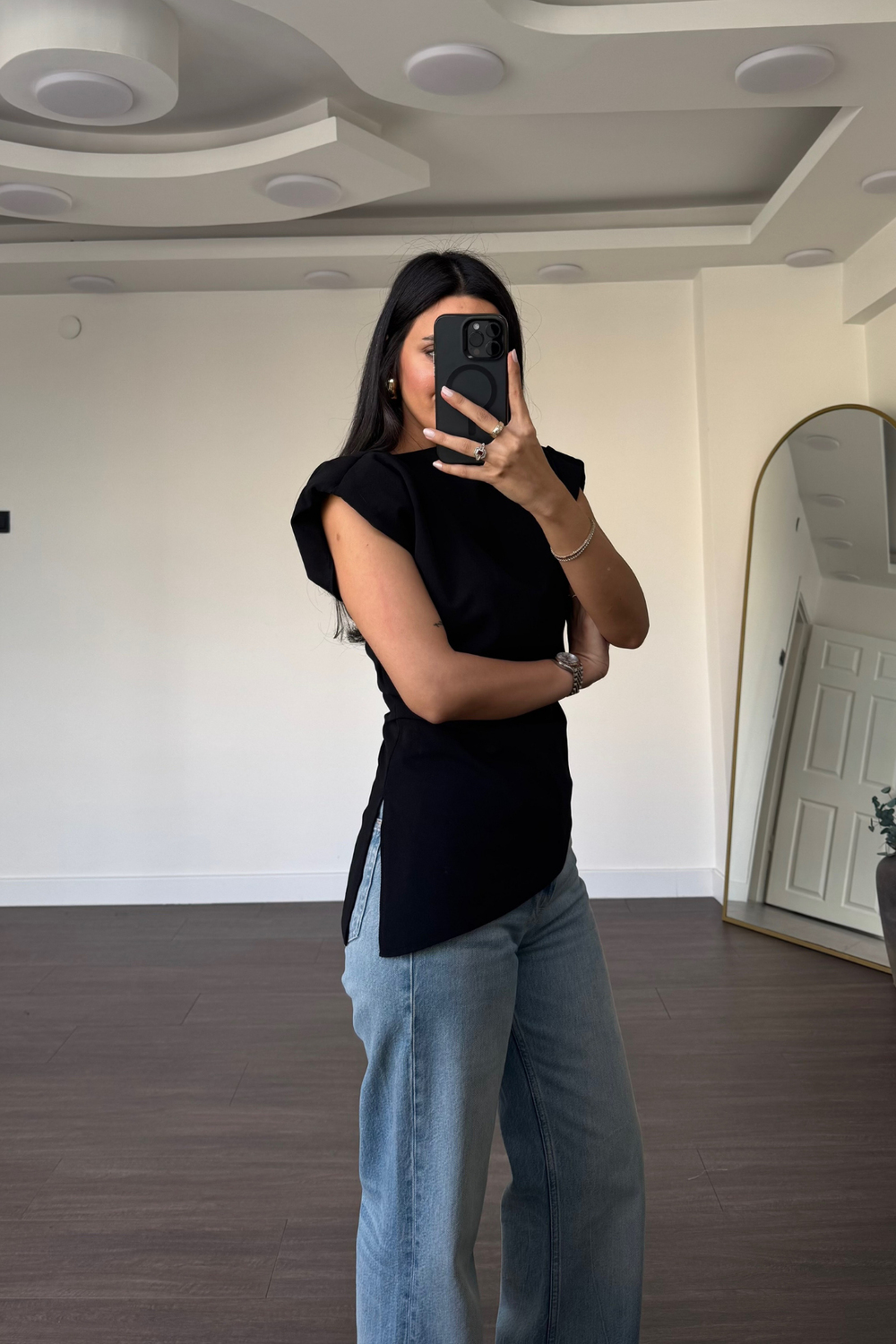 Omuz Vatkalı Yandan Yırtmaçlı Detaylı Bluz-Siyah