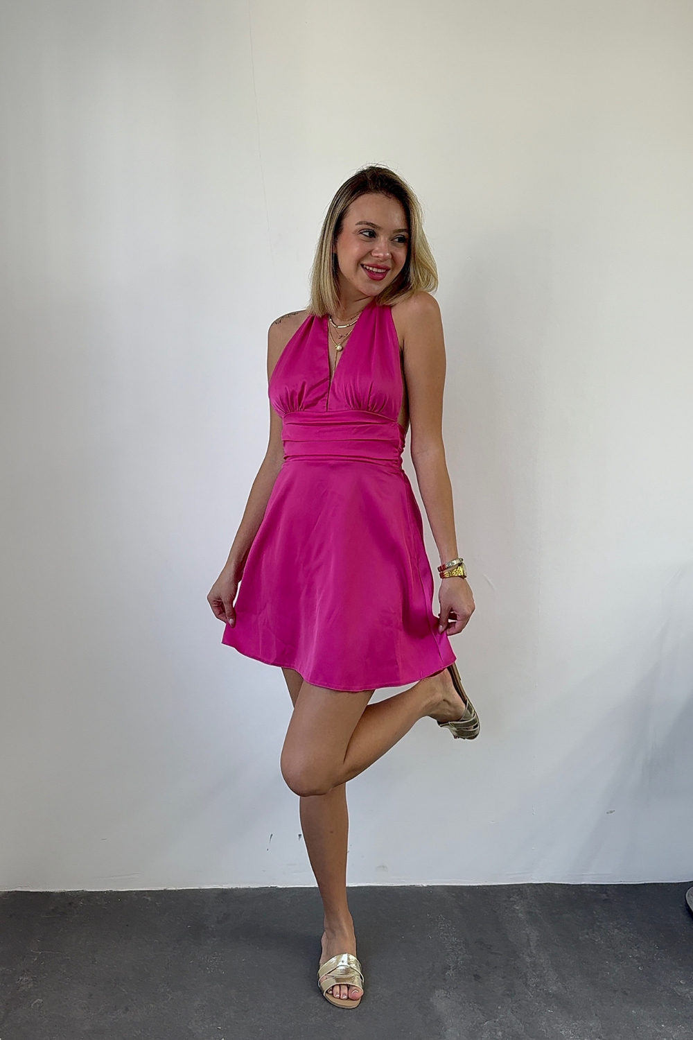 Pembe Boyundan Geçmeli Saten Elbise