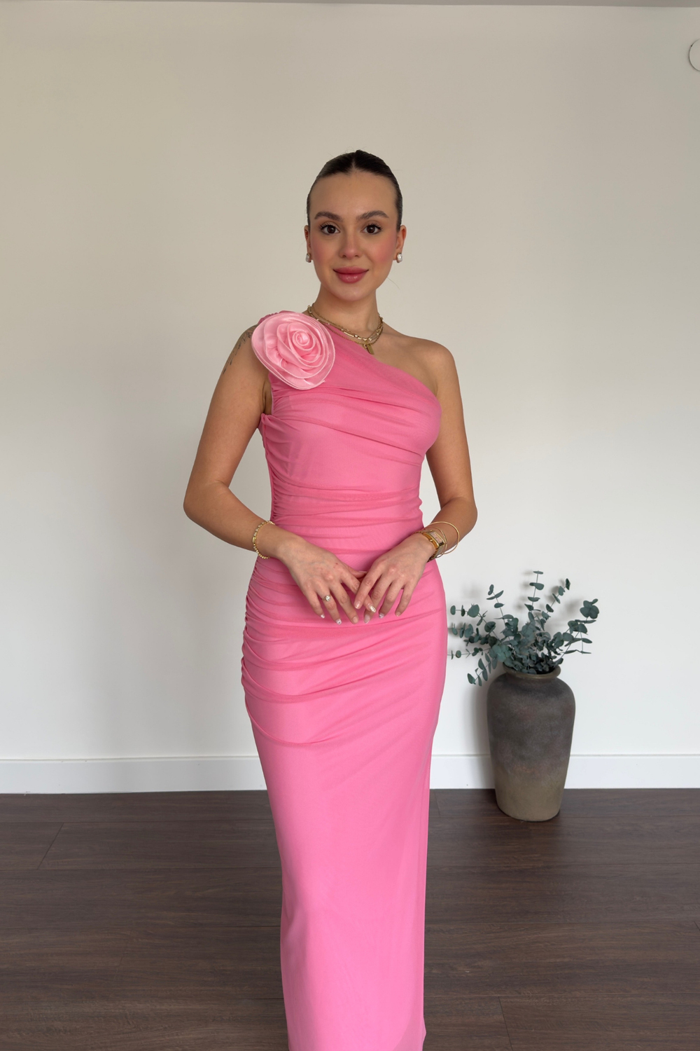 Pembe Tek Omuz Aksesuarlı Midi Elbise