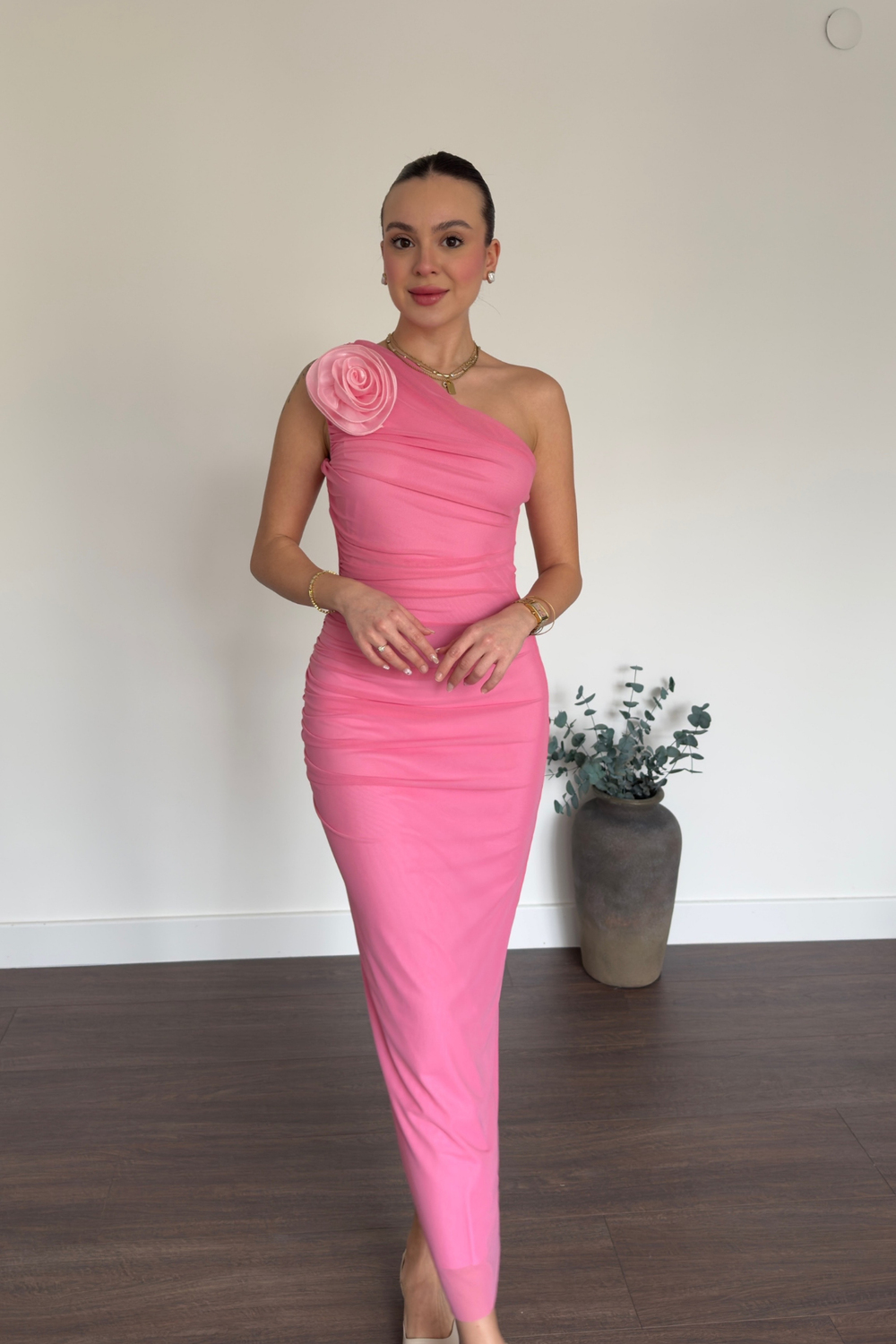 Pembe Tek Omuz Aksesuarlı Midi Elbise
