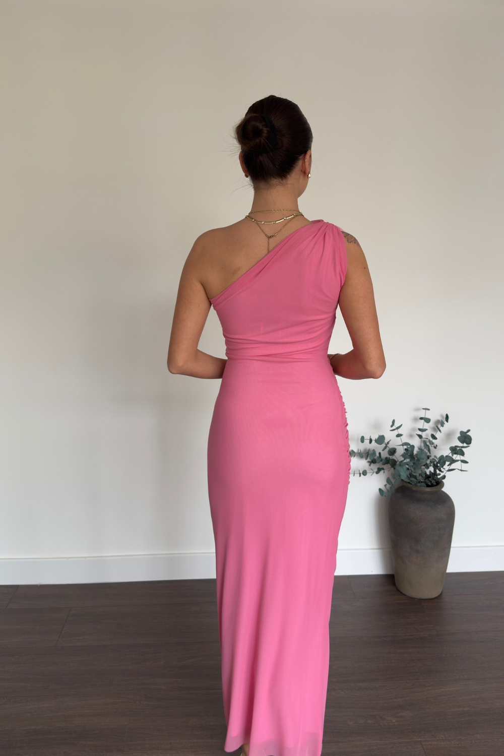 Pembe Tek Omuz Aksesuarlı Midi Elbise