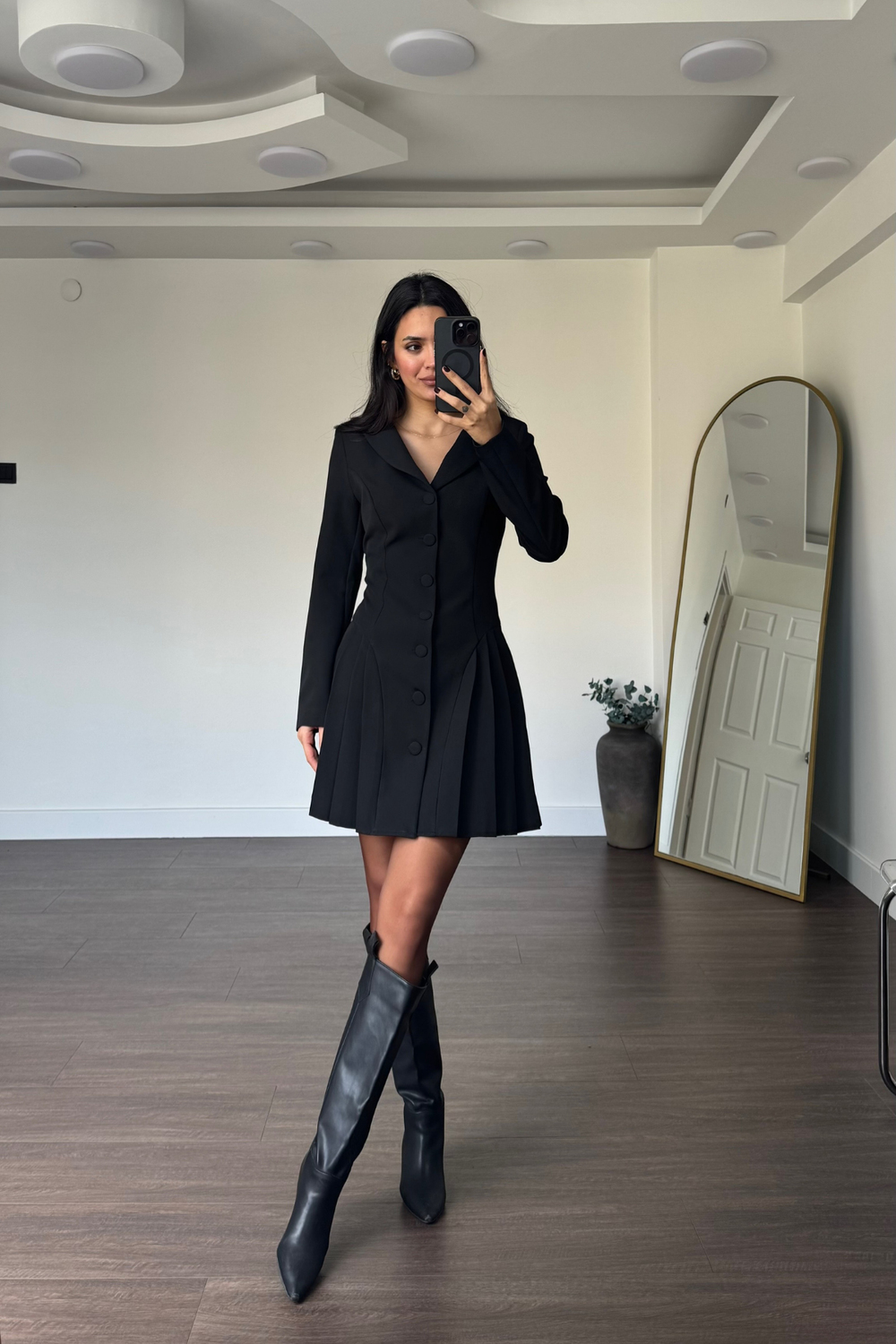 Pile Detaylı Omuz Vatkalı Elbise-Siyah