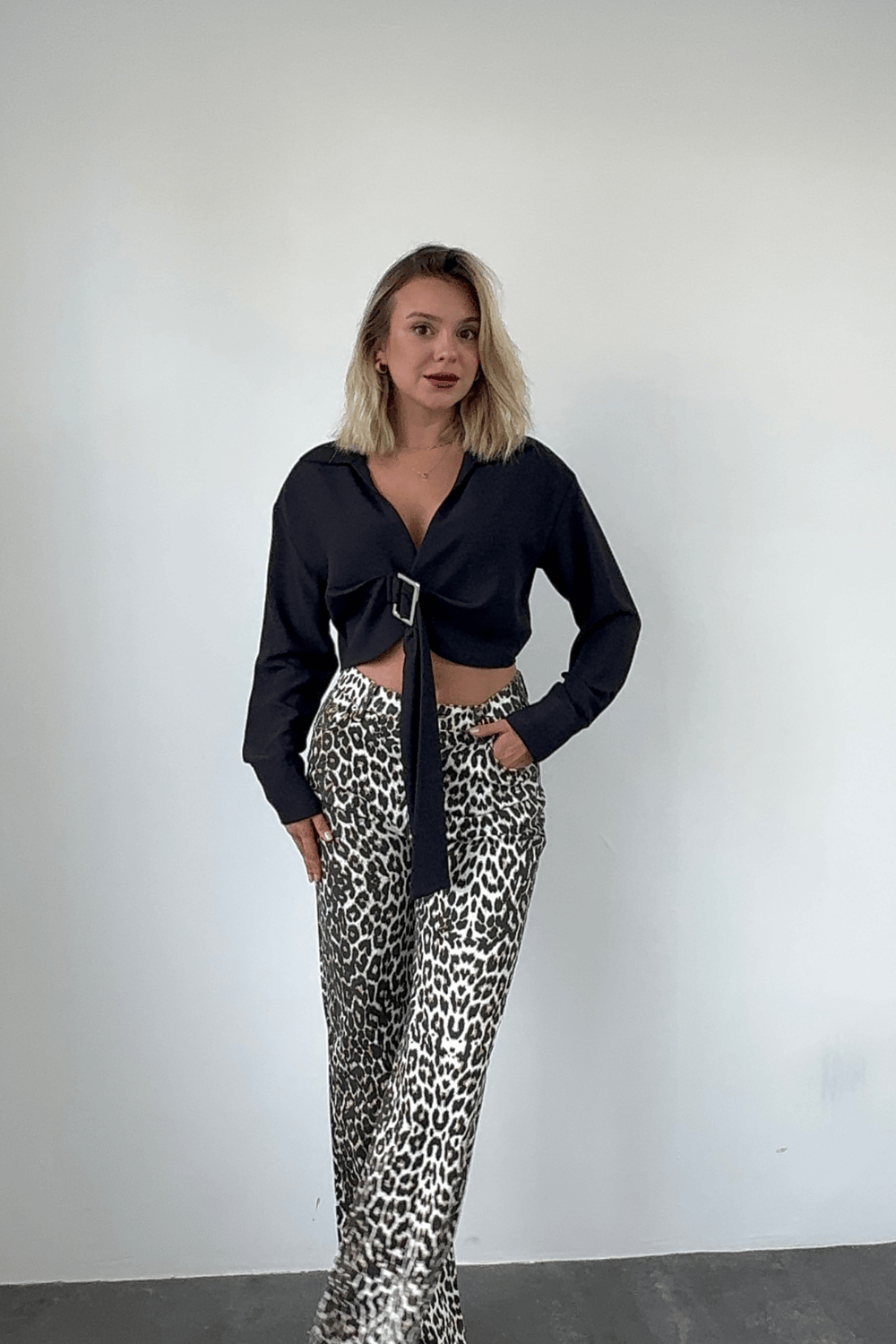 Saten Kısa Tokalı Siyah Bluz