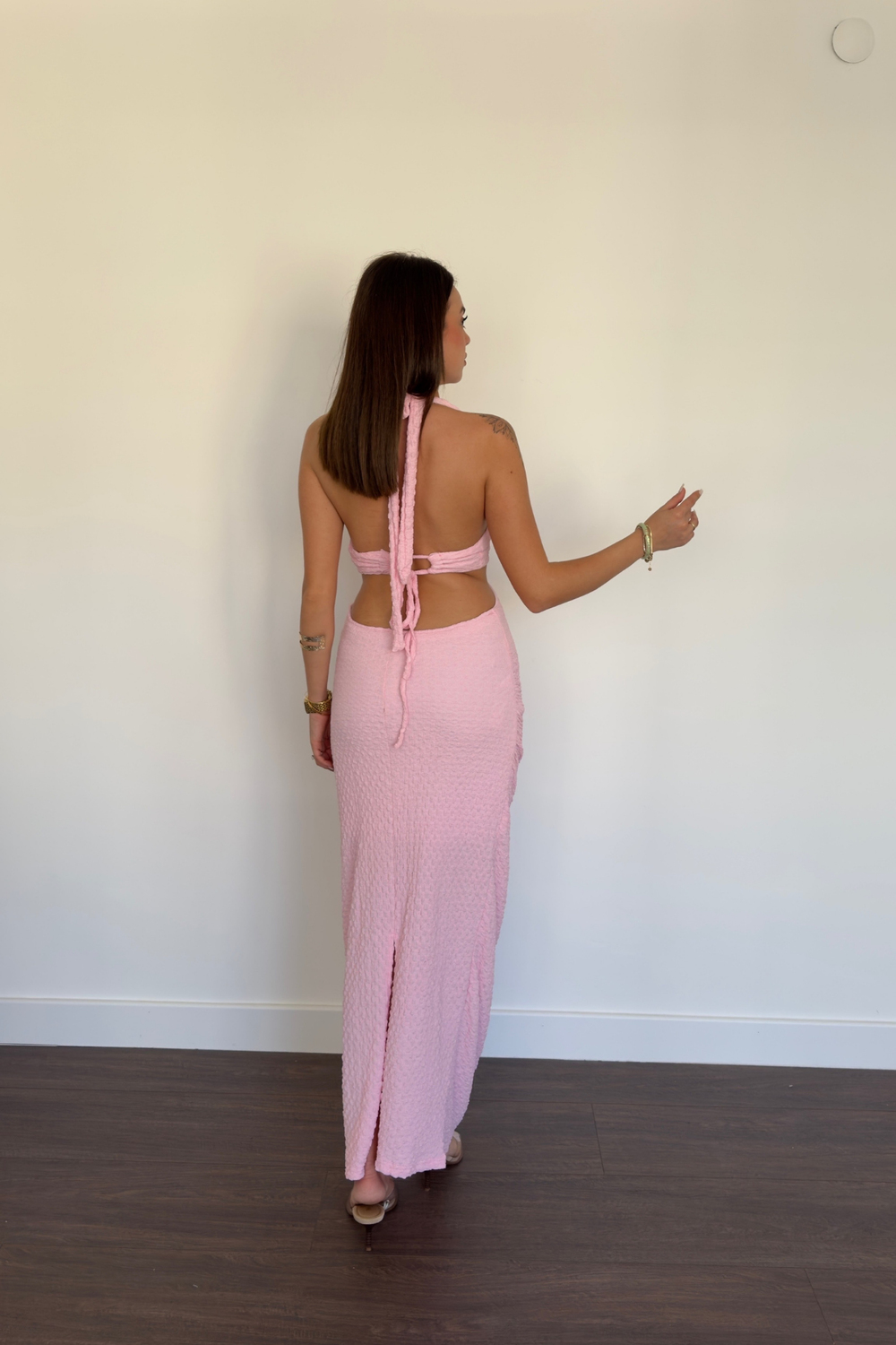 Sırt Dekolteli Aksesuar Detaylı Elbise-Pembe