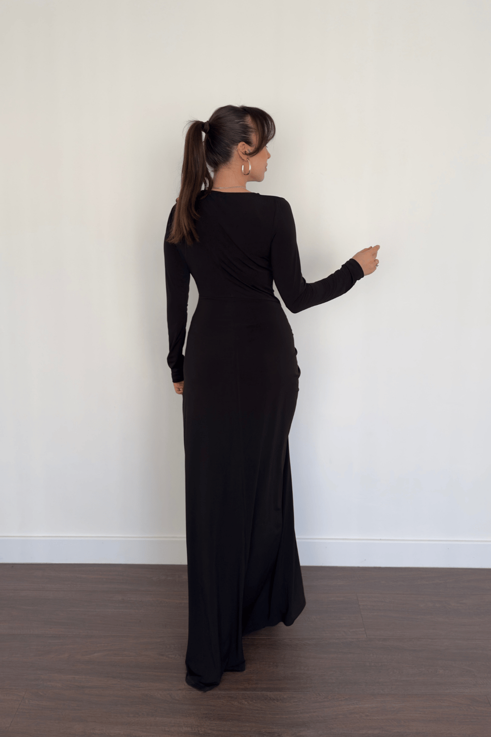 Tokalı Omuz Büzgülü Elbise-Siyah