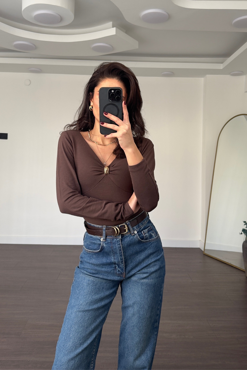 V Yaka Aksesuar Detaylı Bluz-Kahve