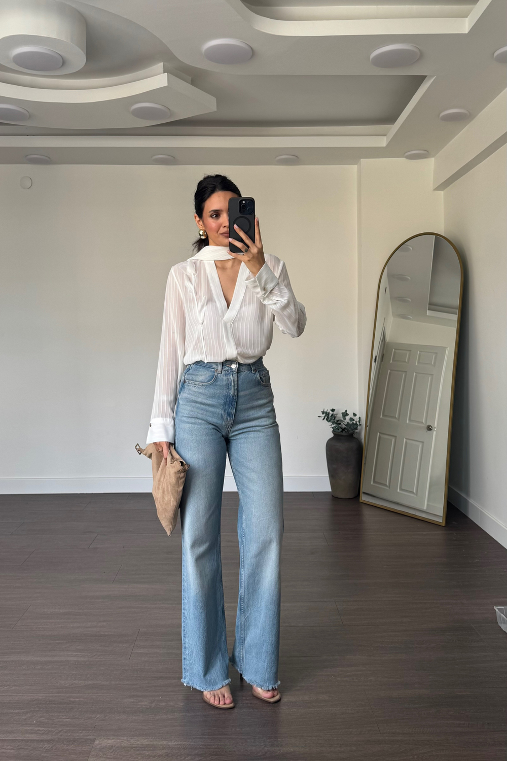 V Yaka Fular Detaylı Bluz-Ekru