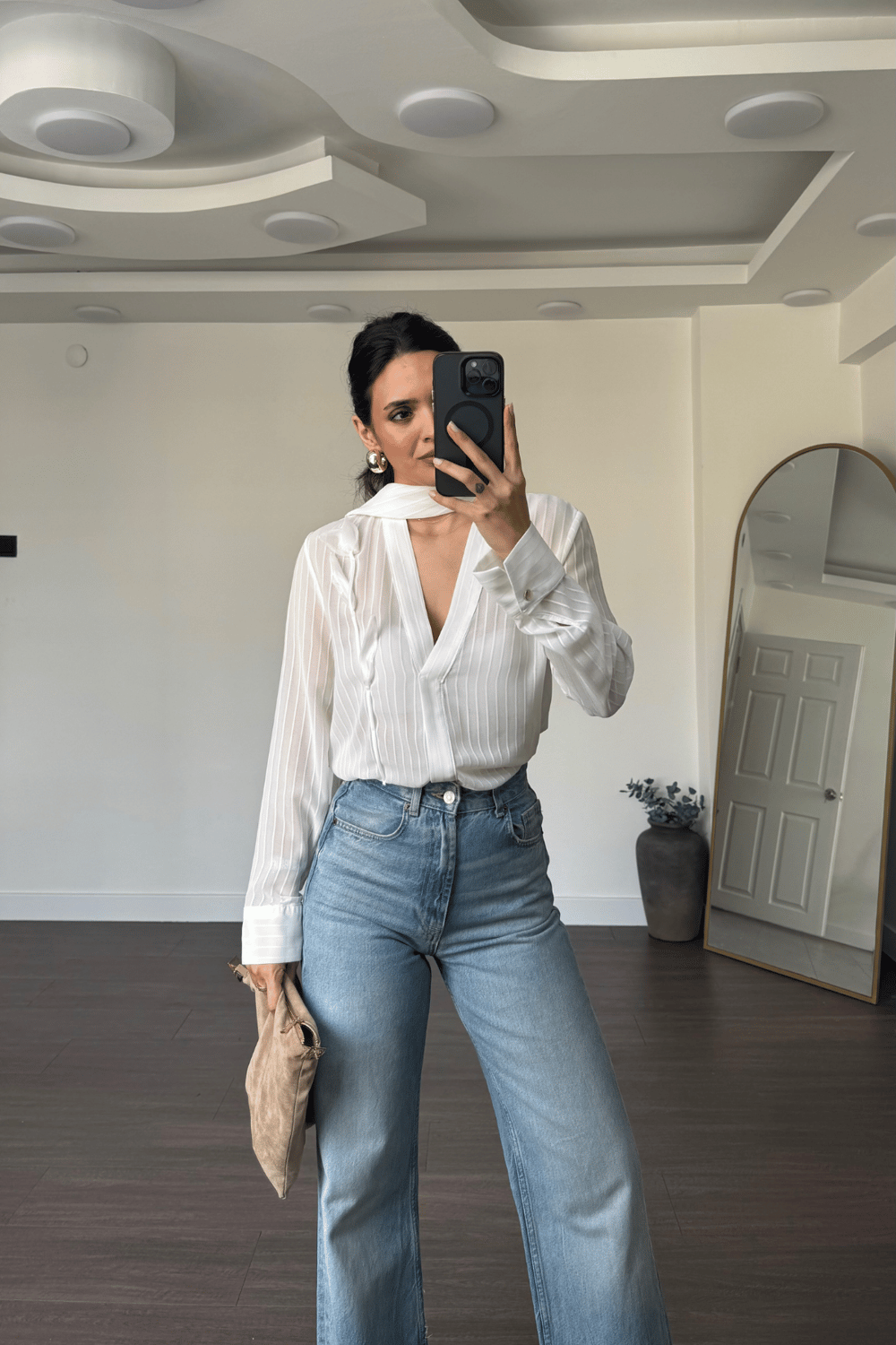 V Yaka Fular Detaylı Bluz-Ekru