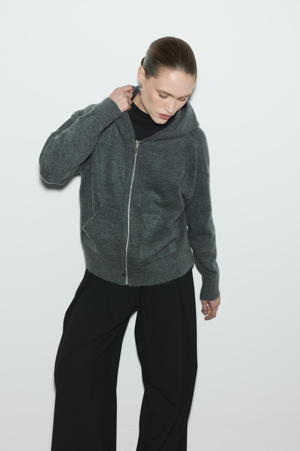 KAPÜŞONLU CROP TRİKO HIRKA ANTRASİT