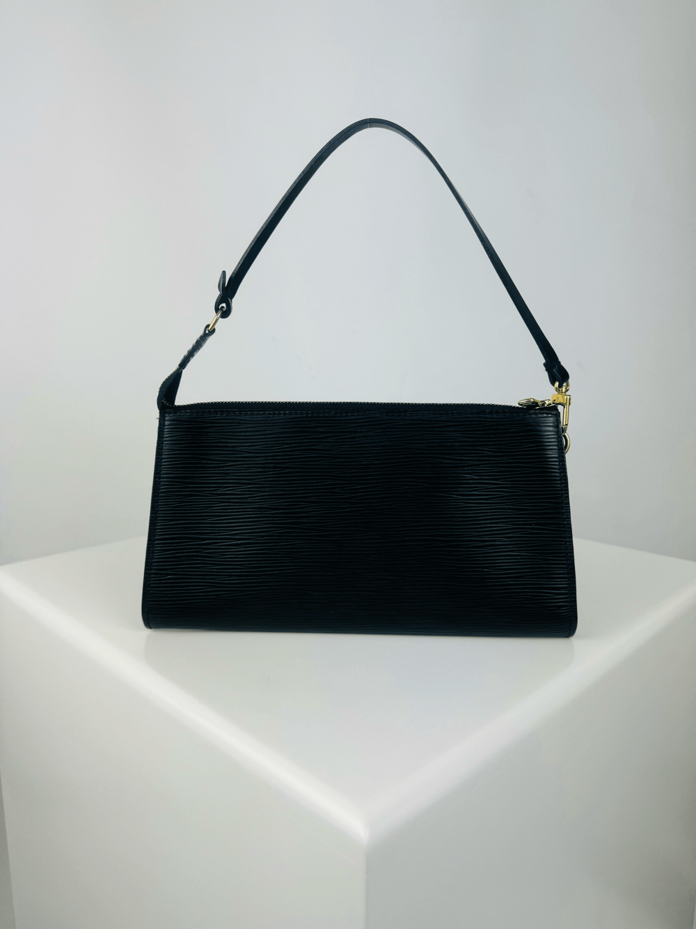 LOUIS VUITTON BLACK EPI POCHETTE