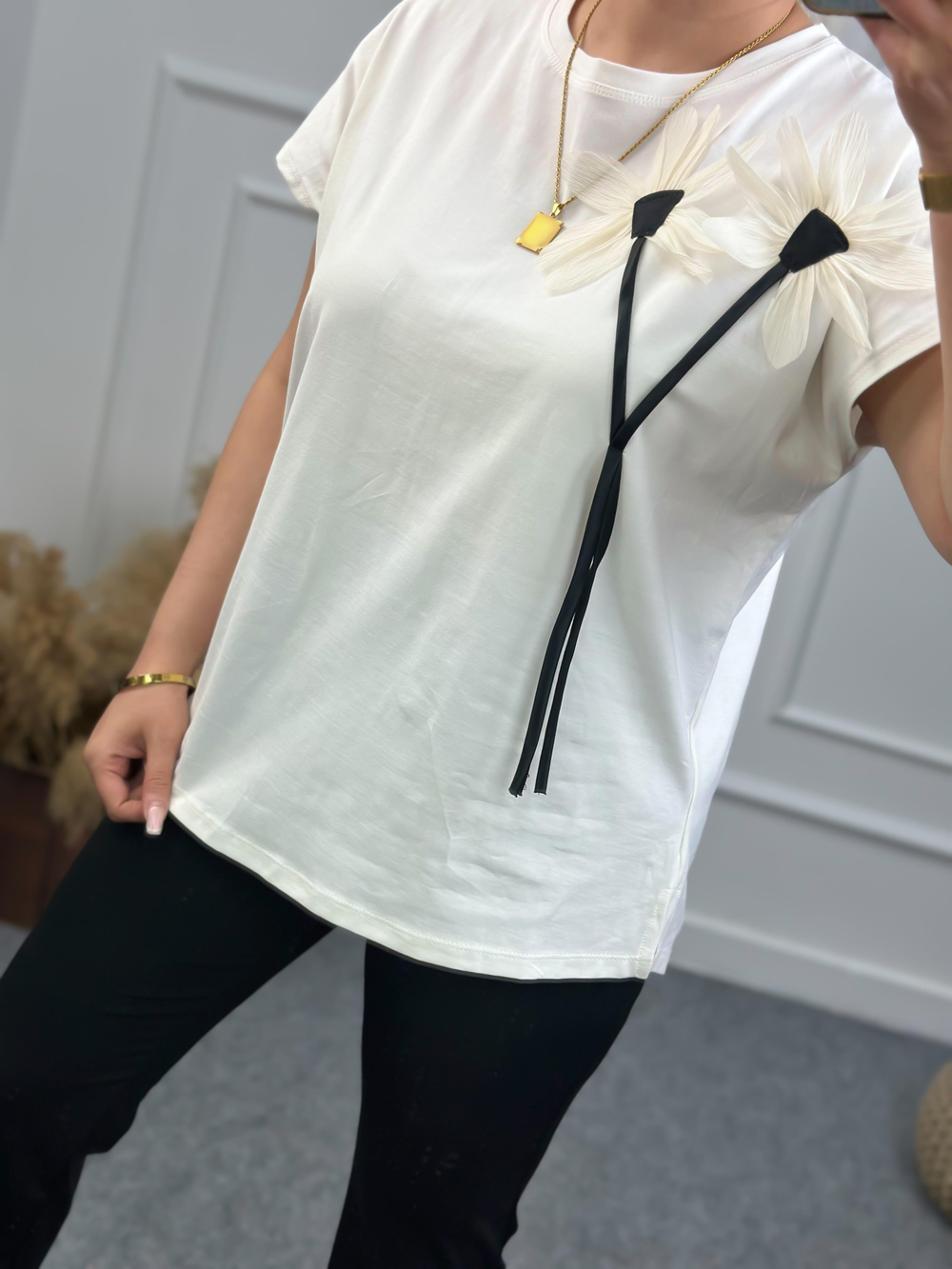 Bisikilet Yaka Çiçek Detaylı Tshirt EKRU