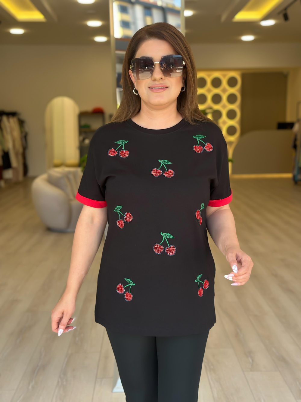 Kiraz Detaylı Tshirt SİYAH