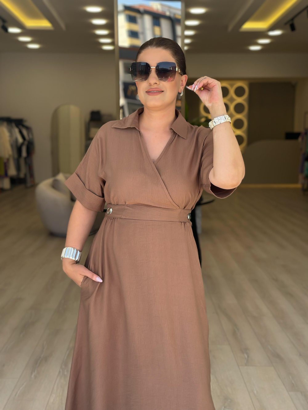 Kruvaze Yaka Yanları Düğme Detaylı Beli Lastikli Elbise KAHVE