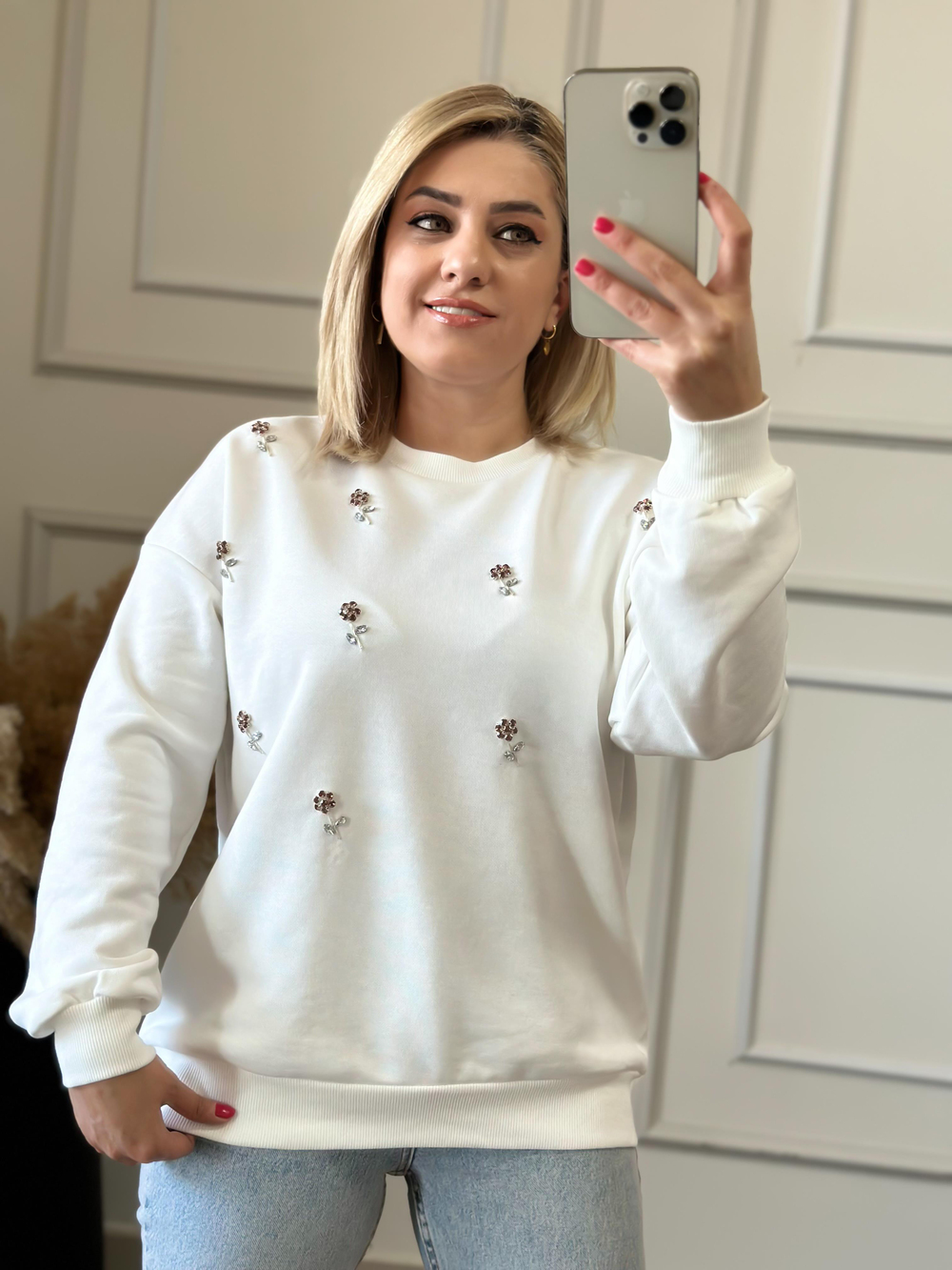 Önü Serpme Taş Çiçek Detaylı Sweatshırt BEYAZ