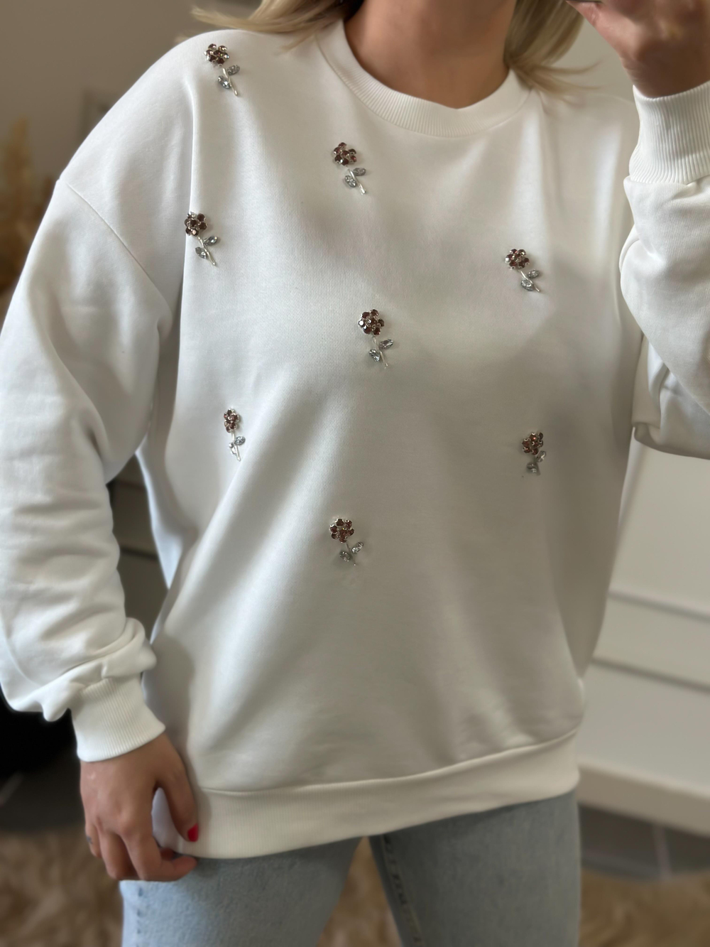 Önü Serpme Taş Çiçek Detaylı Sweatshırt BEYAZ