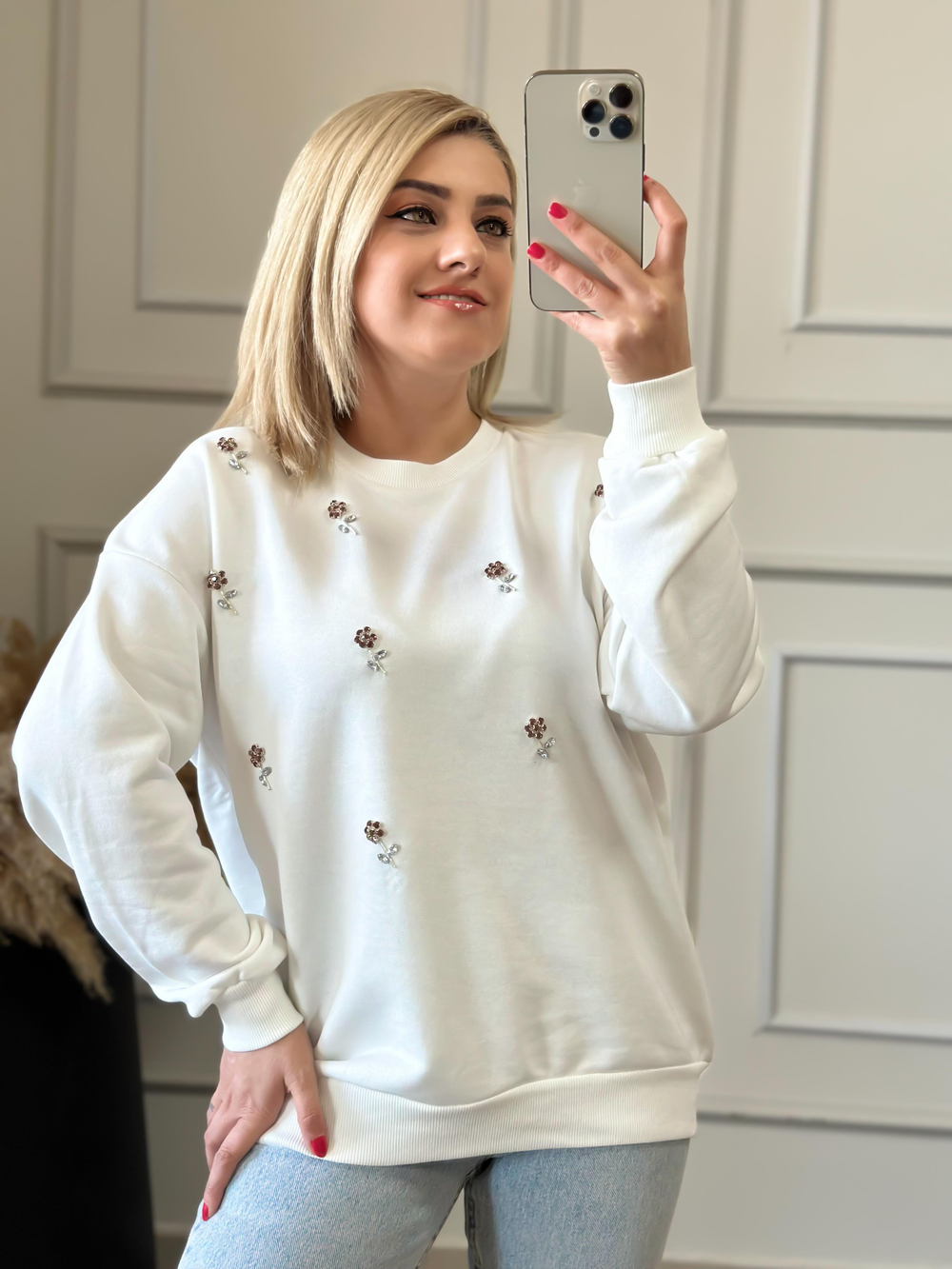 Önü Serpme Taş Çiçek Detaylı Sweatshırt BEYAZ
