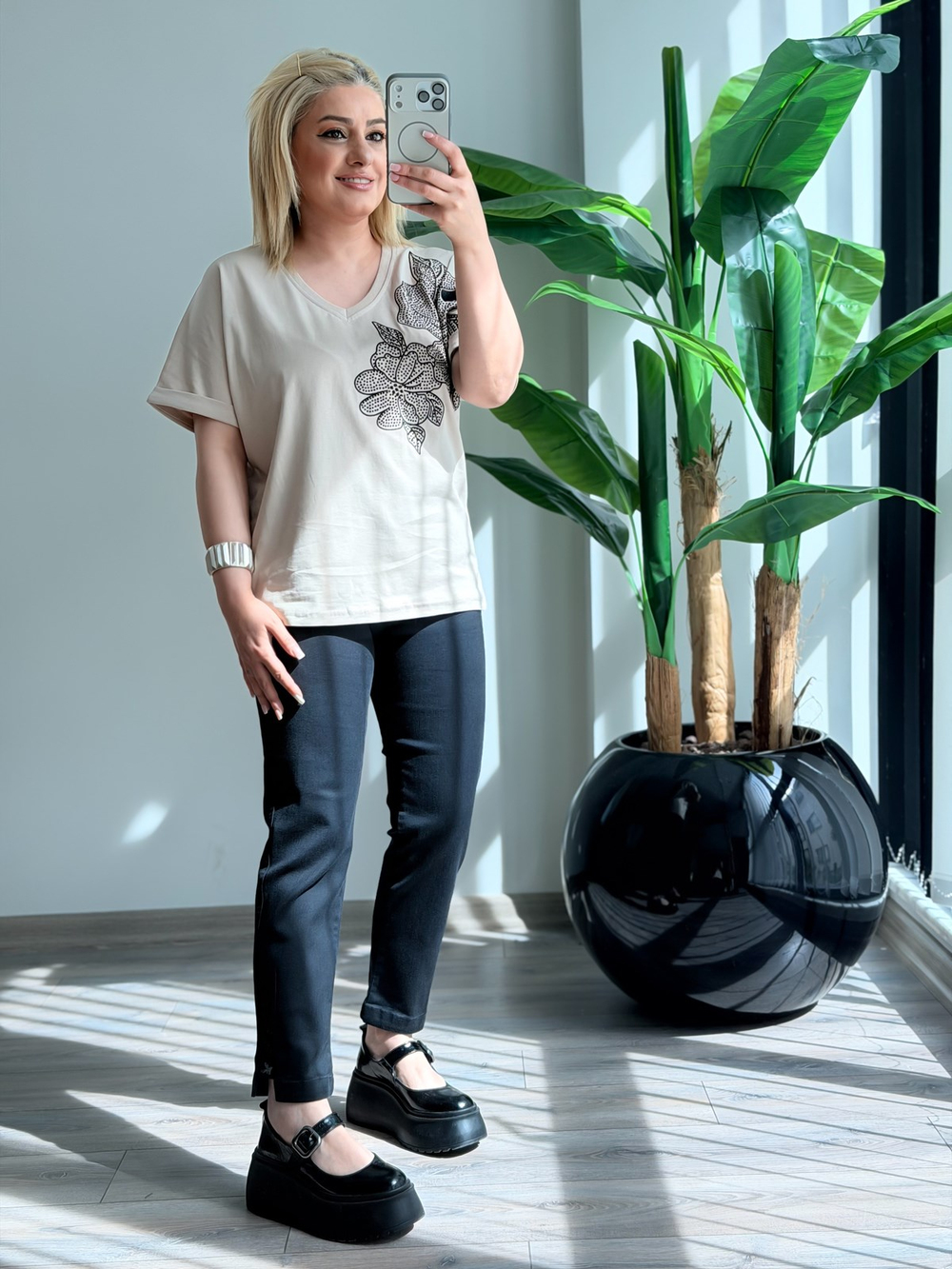 V Yaka Siyah Çiçek Taşlı Tshirt BEJ
