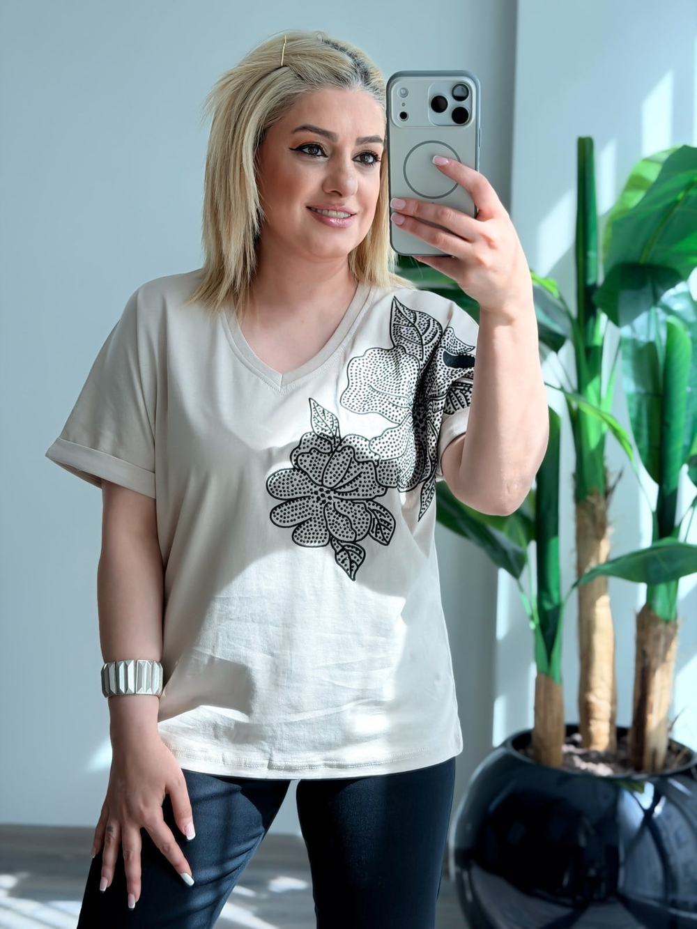 V Yaka Siyah Çiçek Taşlı Tshirt BEJ