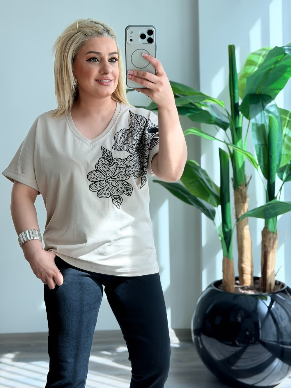 V Yaka Siyah Çiçek Taşlı Tshirt BEJ