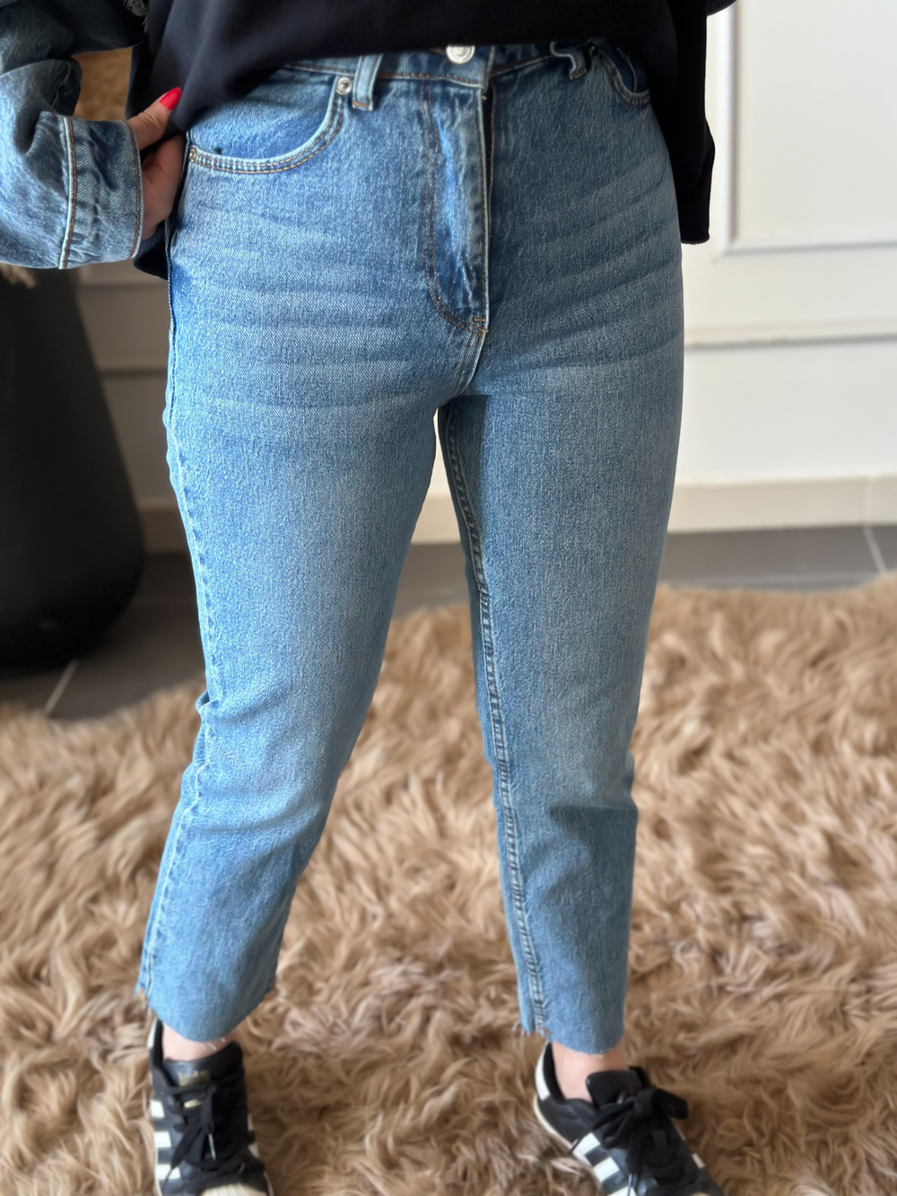 Yüksek Bel Paçası Kesik Orjinal Fit Mom TAŞLANMIŞ MAVİ