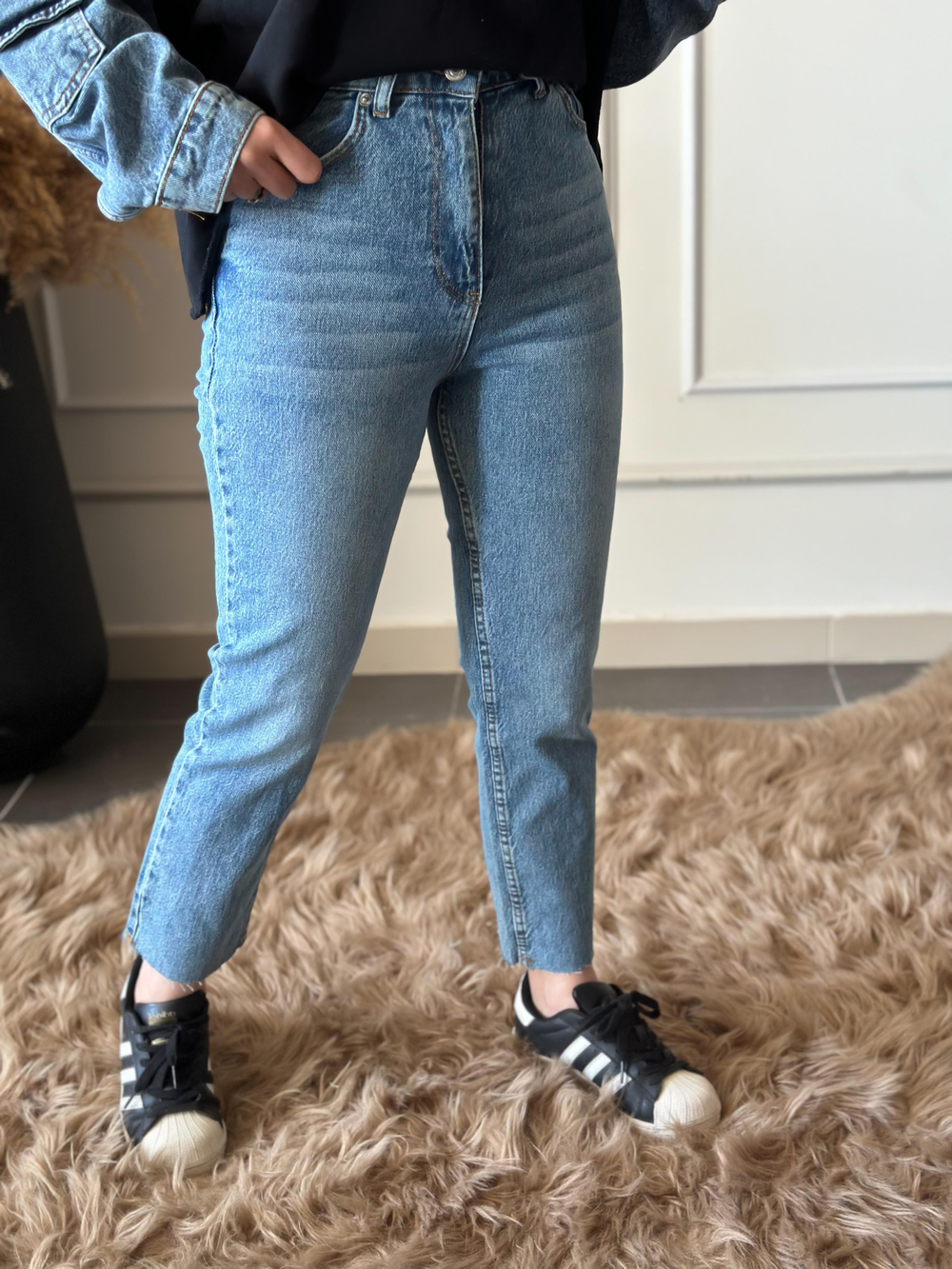 Yüksek Bel Paçası Kesik Orjinal Fit Mom TAŞLANMIŞ MAVİ