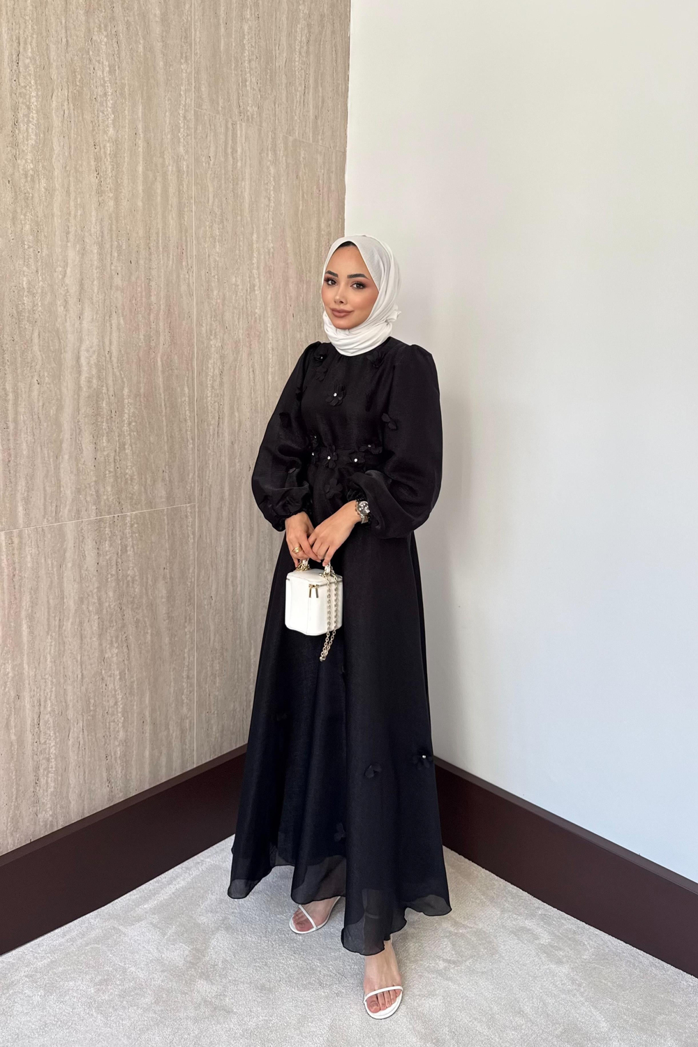 Çiçek Aksesuarlı Organze Elbise - Siyah