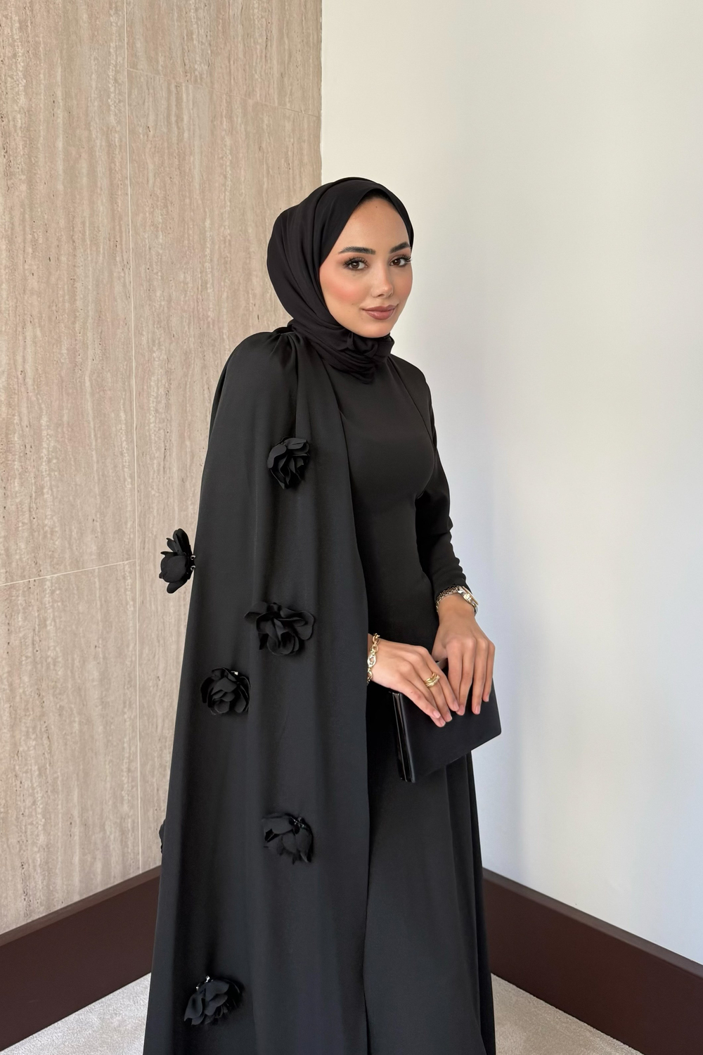 Gül Aksesuarlı Pelerinli Elbise - Siyah