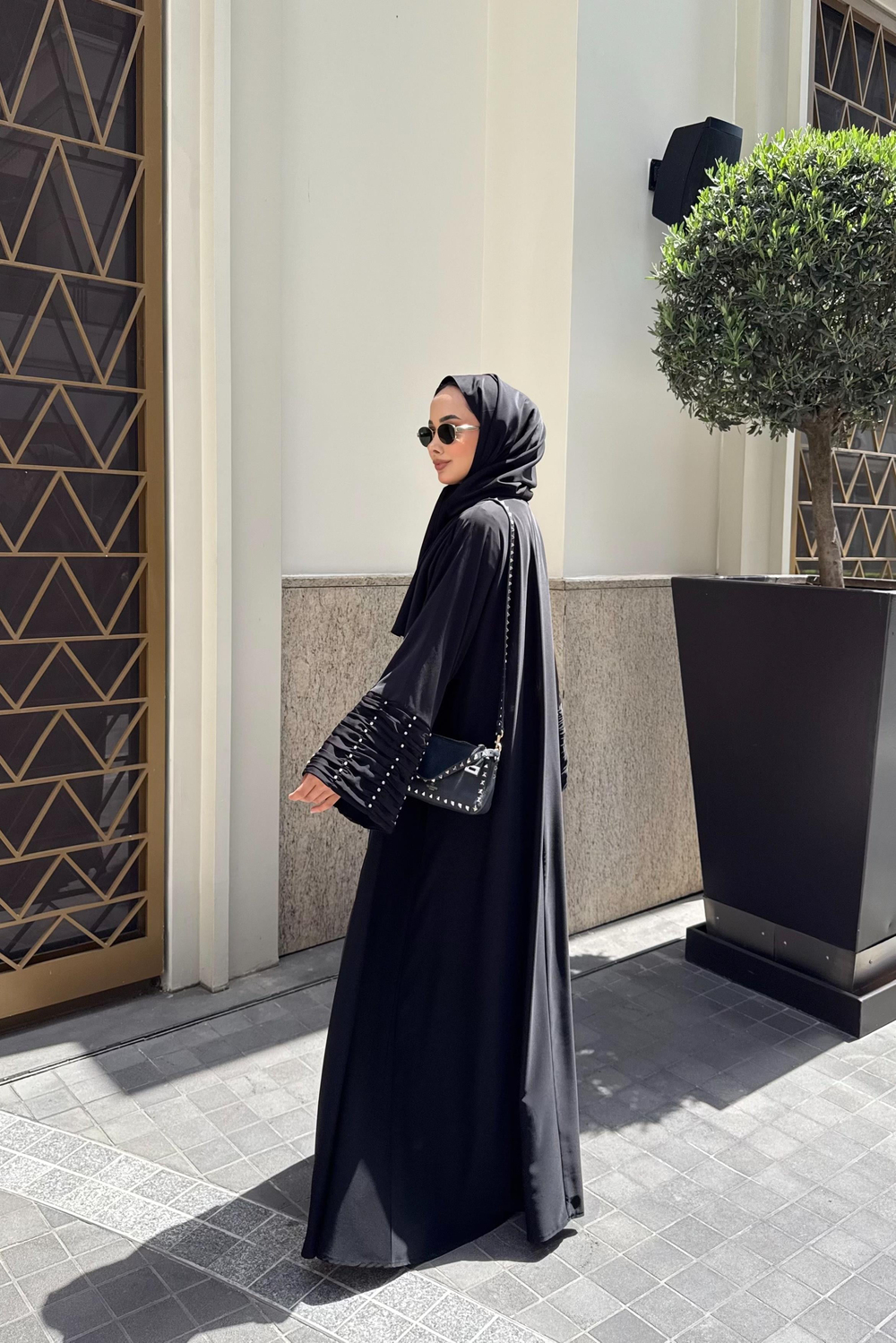 Kolları Taş Büzgü Detaylı Şal Aksesuarlı Abaya - Siyah