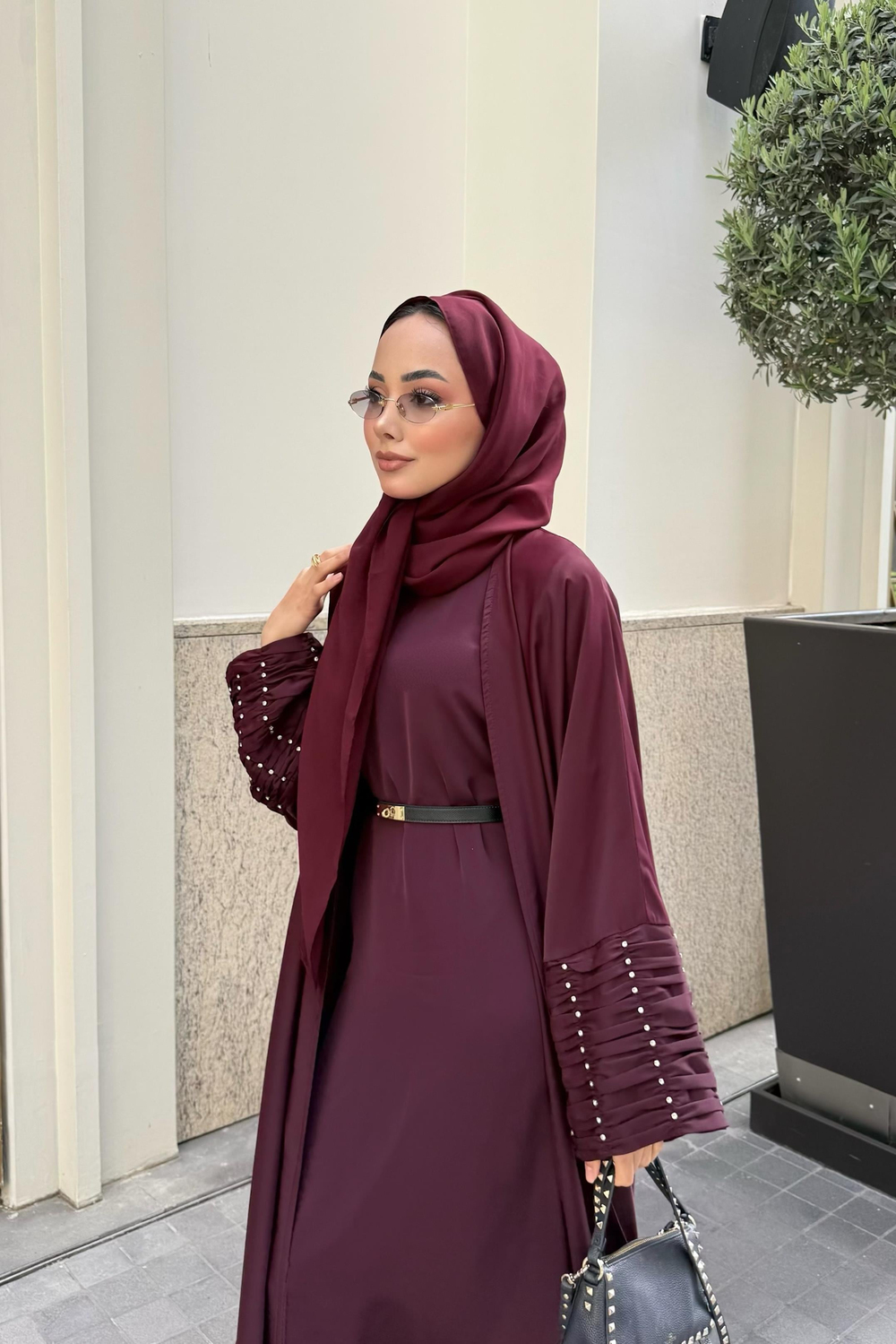 Kolları Taş Büzgü Detaylı Şal Aksesuarlı Abaya - Mürdüm
