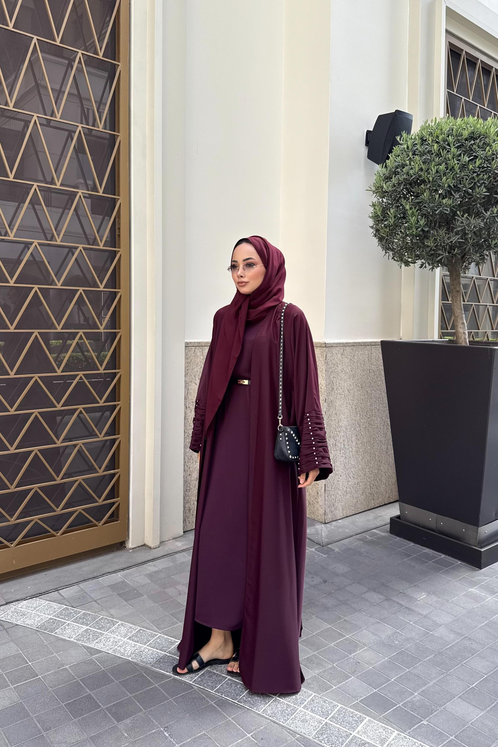 Kolları Taş Büzgü Detaylı Şal Aksesuarlı Abaya - Mürdüm