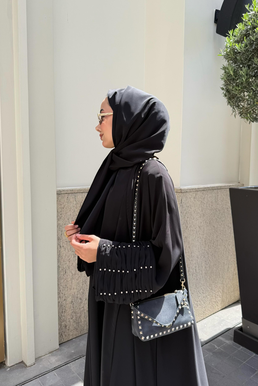 Kolları Taş Büzgü Detaylı Şal Aksesuarlı Abaya - Siyah