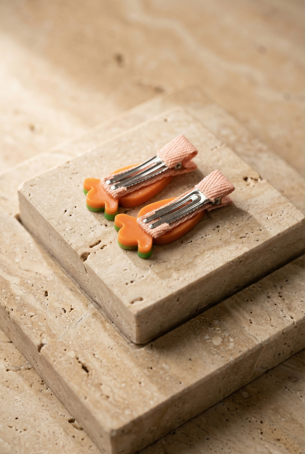 2-Piece Orange Buckle With Carrot Accessory
