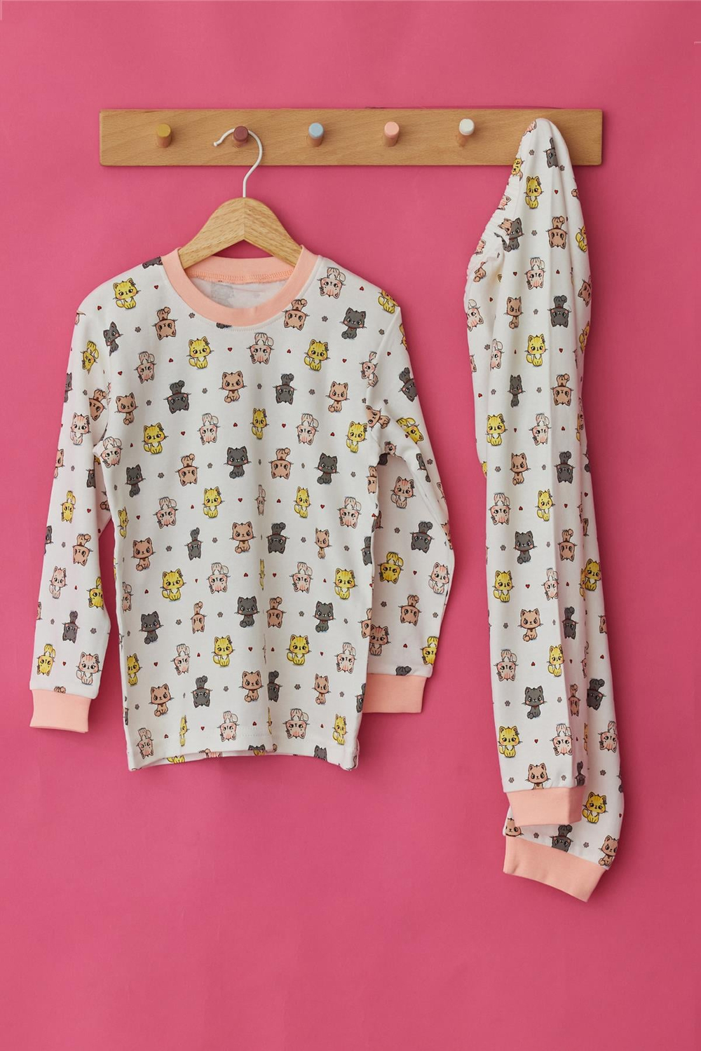 Kız Çocuk Şirin Kedi Baskılı Beli Esnek Biyeli Beyaz Kırmızı Renkli Pijama Takımı