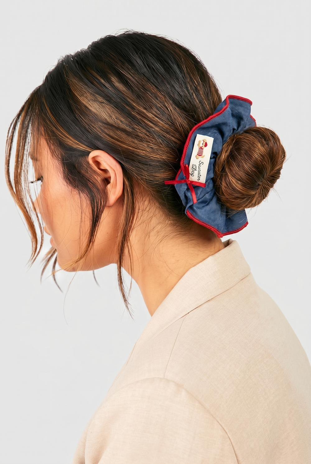 Koyu Mavi Denim Görünümlü Ayıcık Etiketli Fırfırlı Scrunchie Saç Tokası