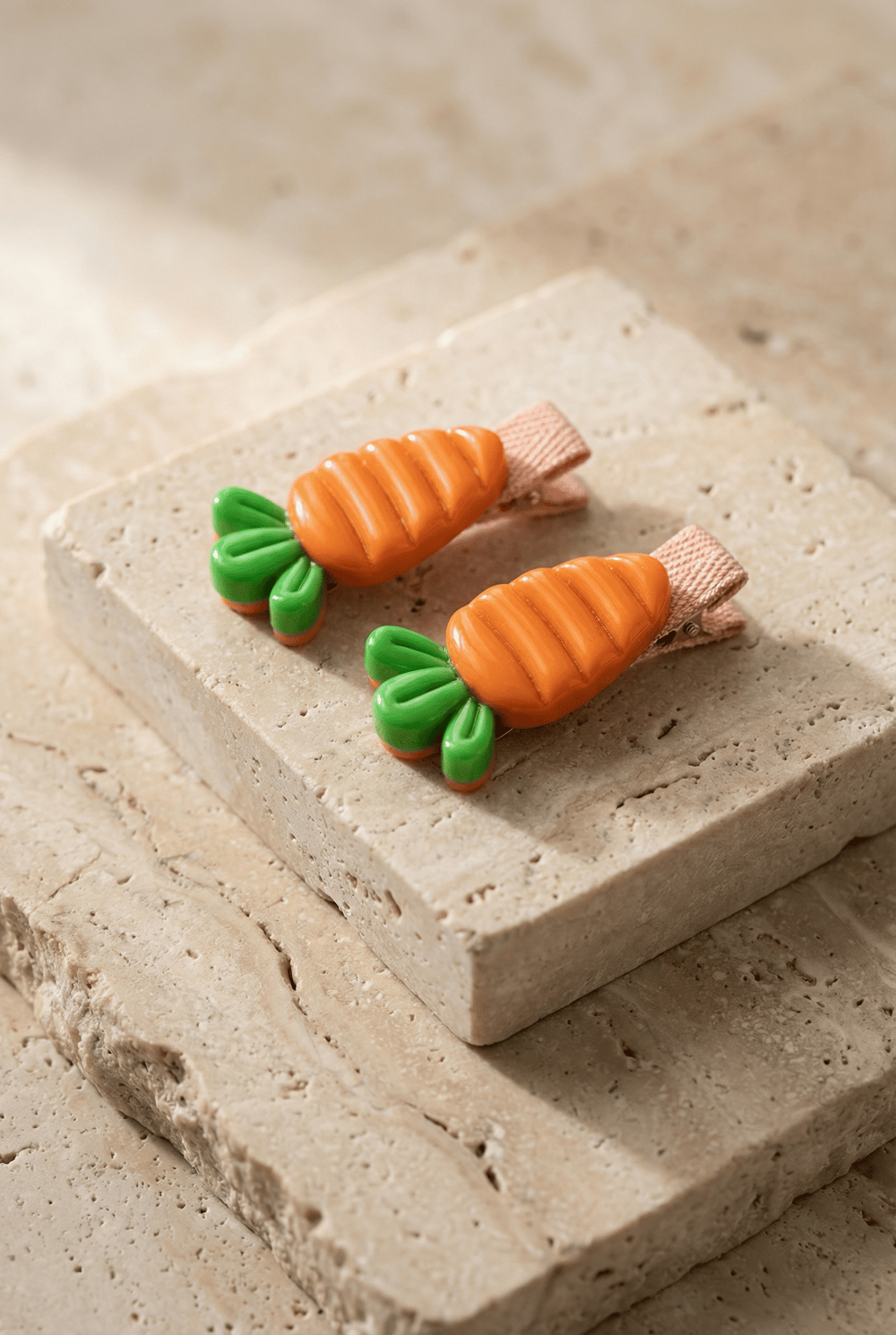2-Piece Orange Buckle With Carrot Accessory