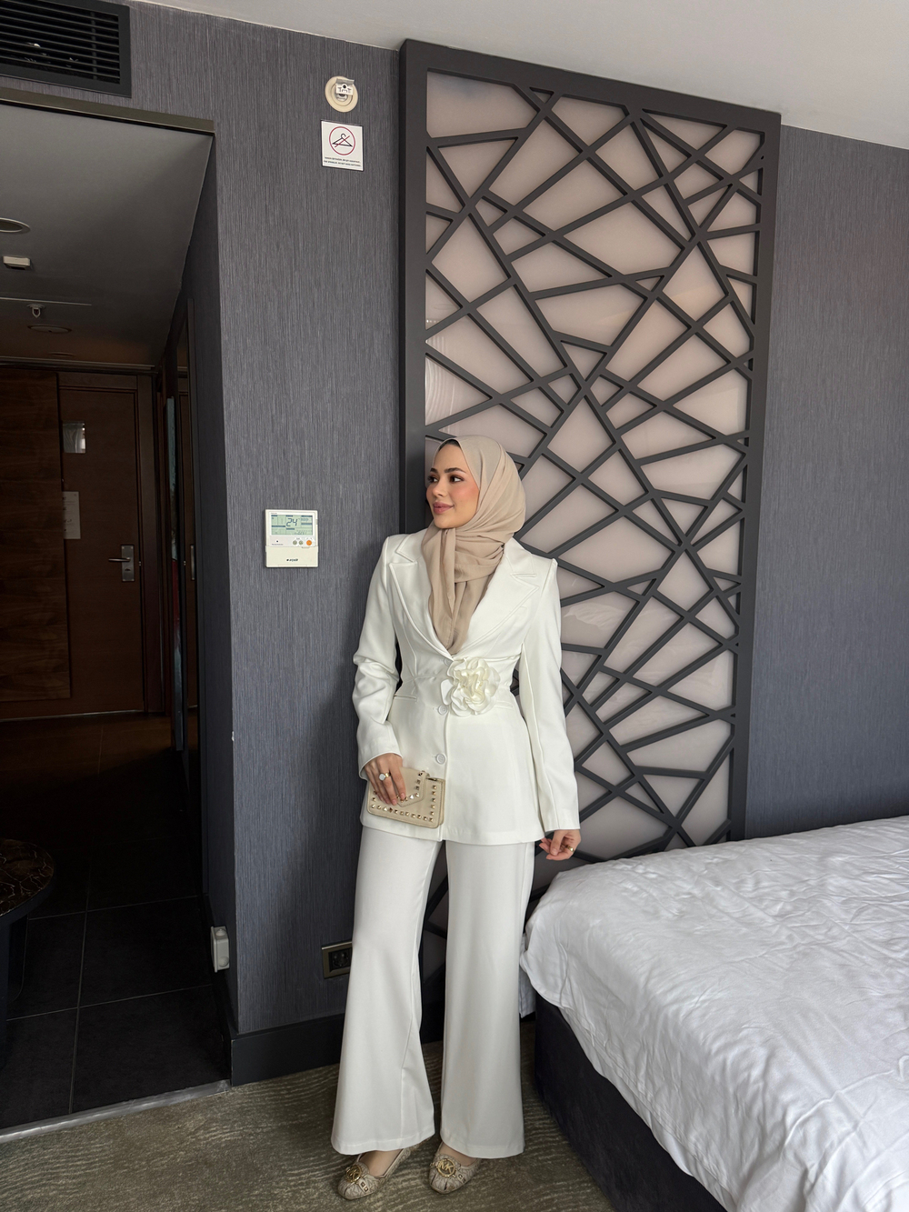 Gül Detaylı Blazer Takım Beyaz