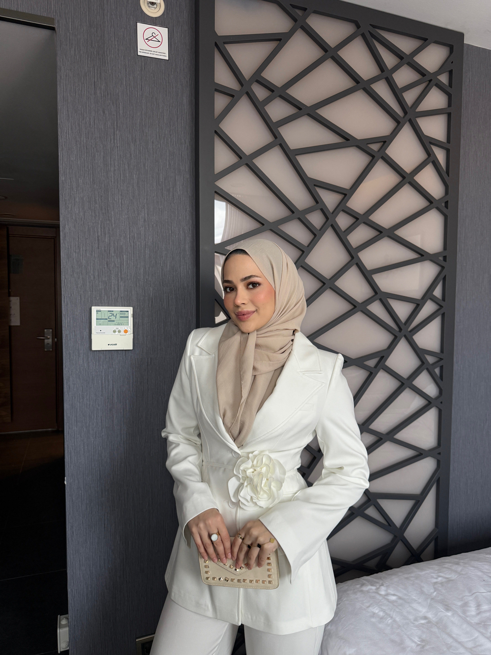 Gül Detaylı Blazer Takım Beyaz