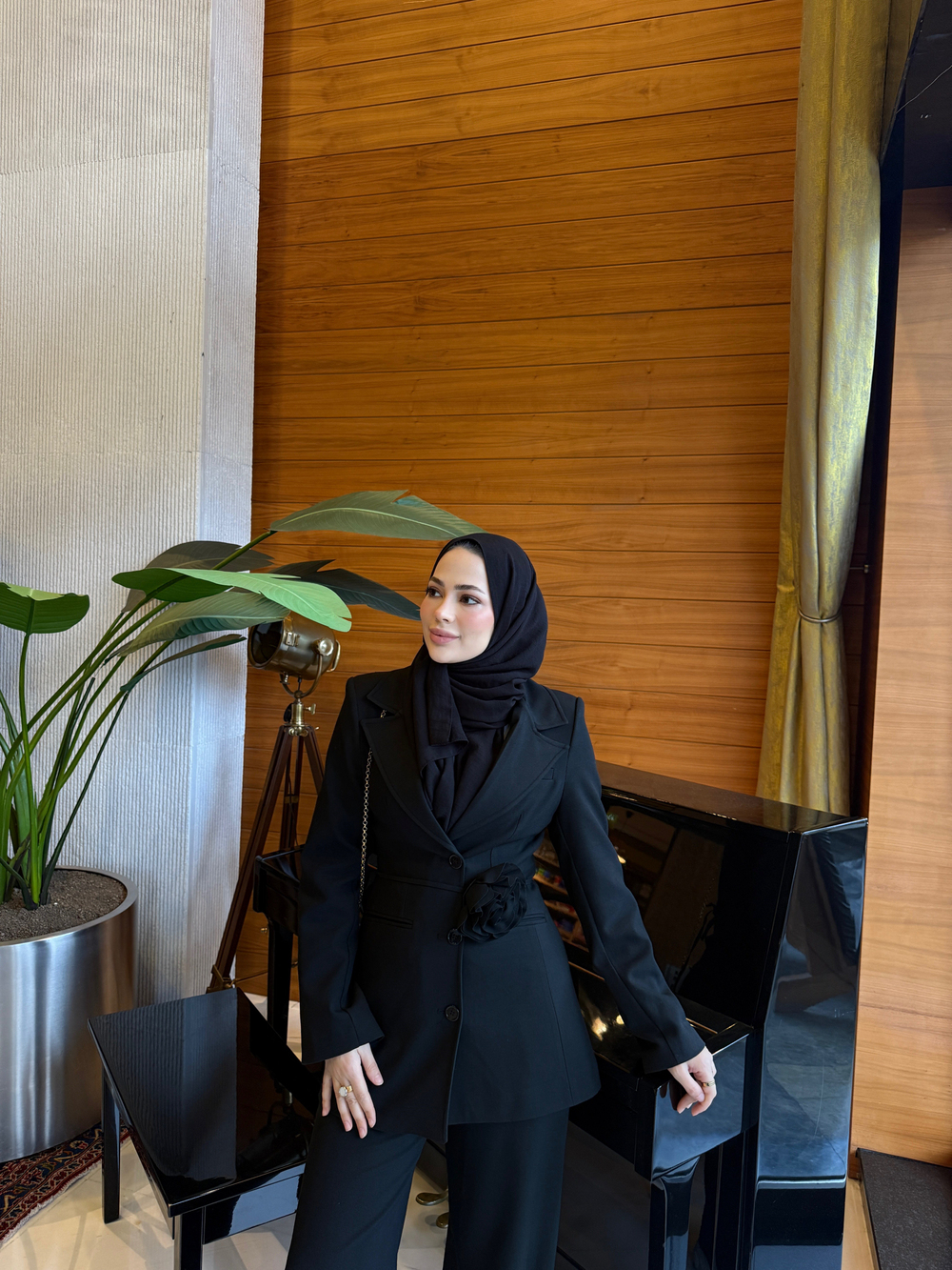Gül Detaylı Blazer Takım Siyah