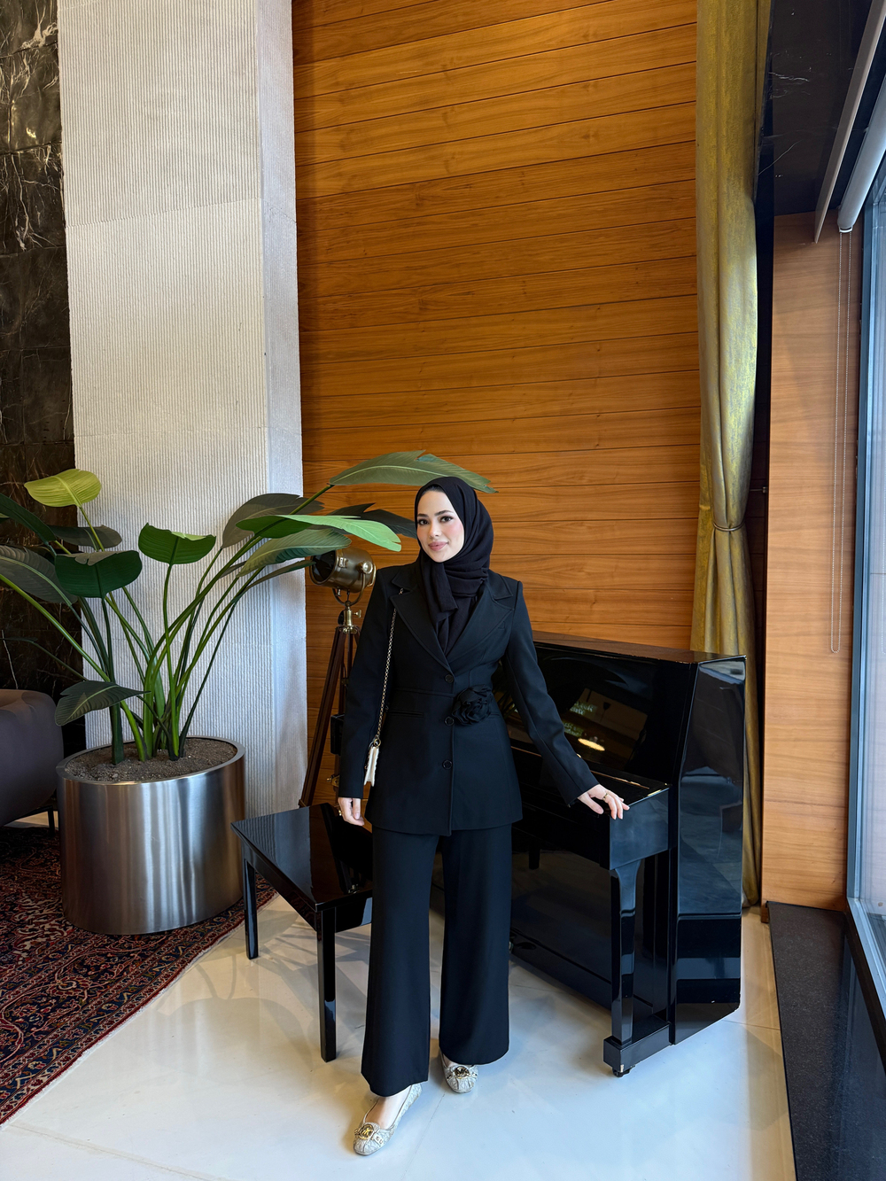 Gül Detaylı Blazer Takım Siyah