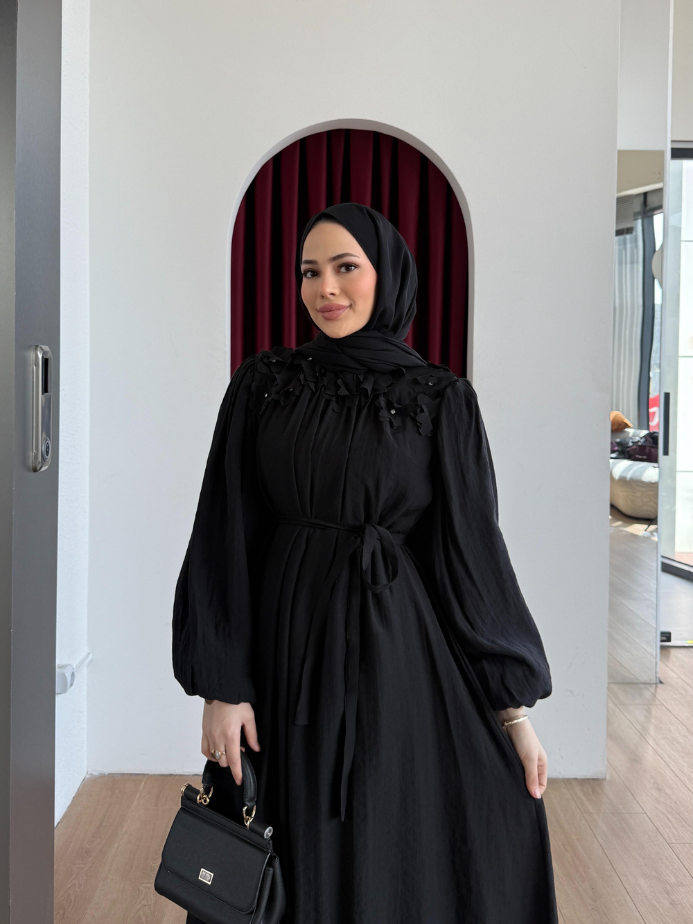 Omuz Çiçek Detaylı Elbise Siyah
