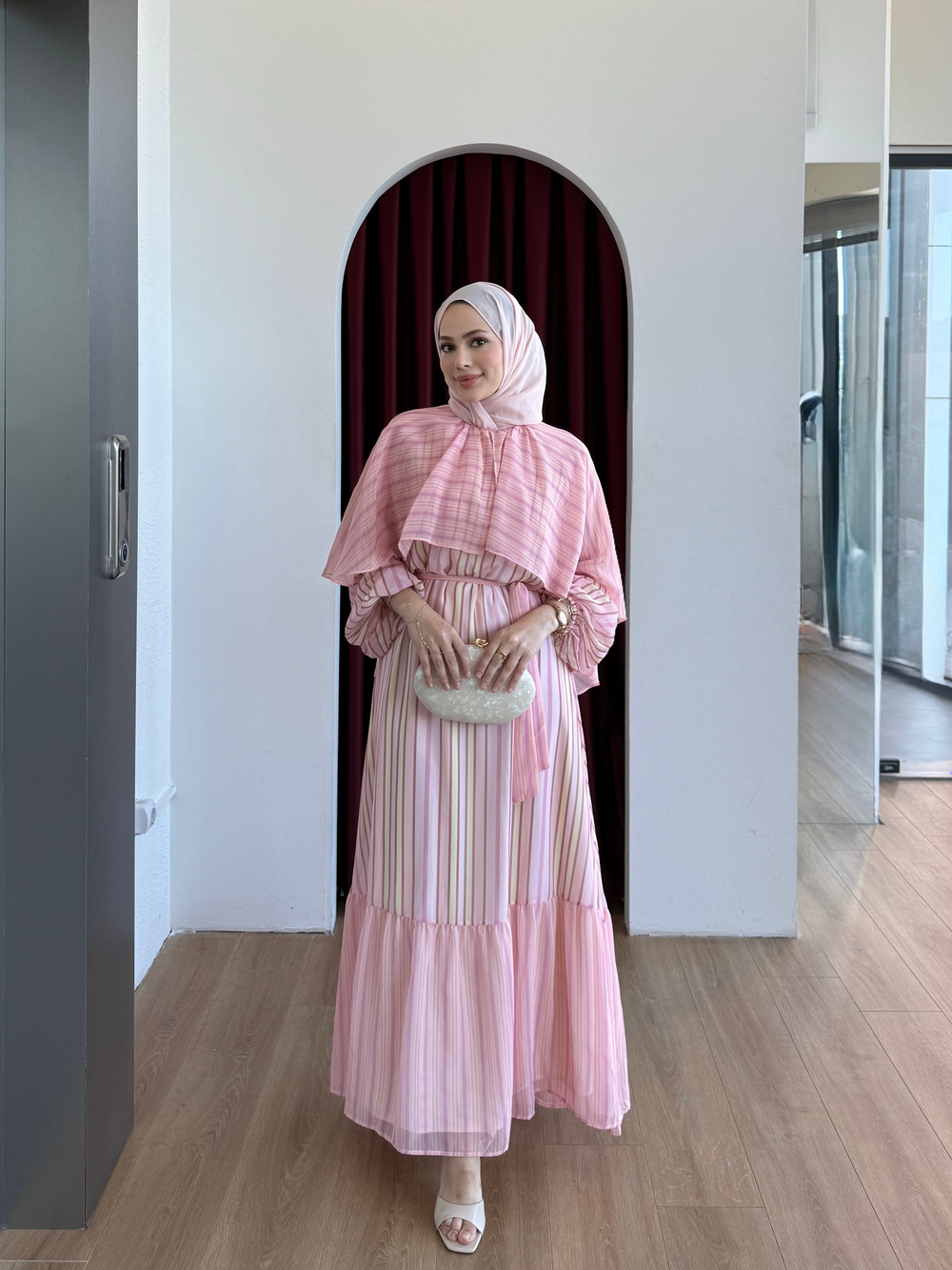 Pelerinli Kuşaklı Şifon Elbise Pembe