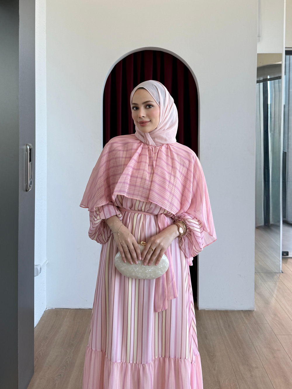 Pelerinli Kuşaklı Şifon Elbise Pembe