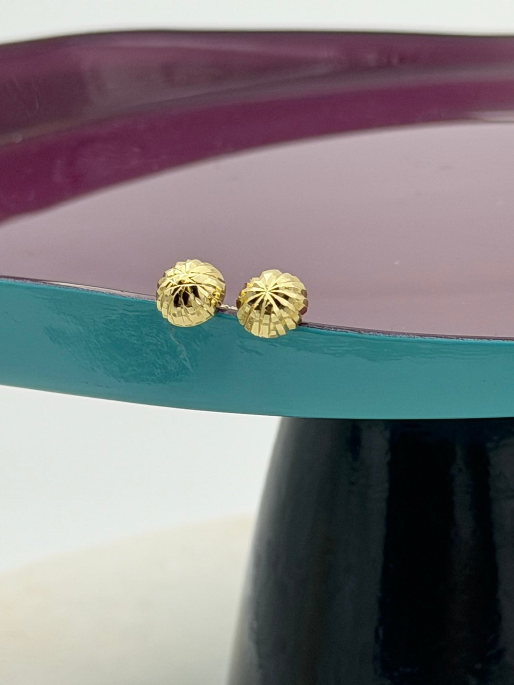 14K VIP Işıltı Desen Dokulu Plaka Top Küpe (Orta Boy)