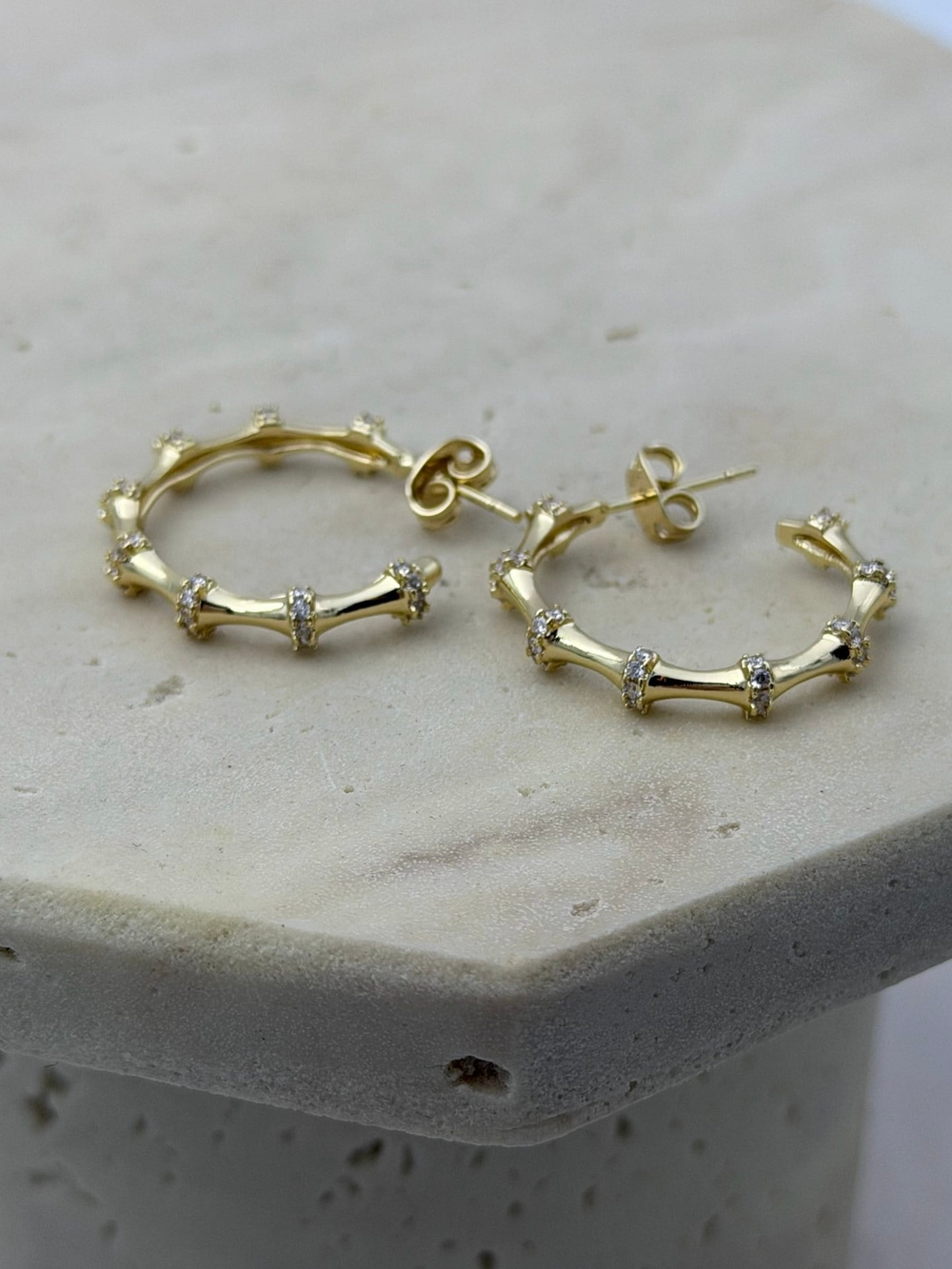 14K VIP Kemik Model Ara Zirkon Taşlı Halka Küpe