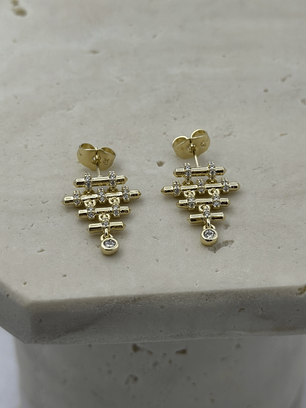 14K VIP Nokta Zirkon Taş Sallantılı Çubuk Plaka Yolu Küpe